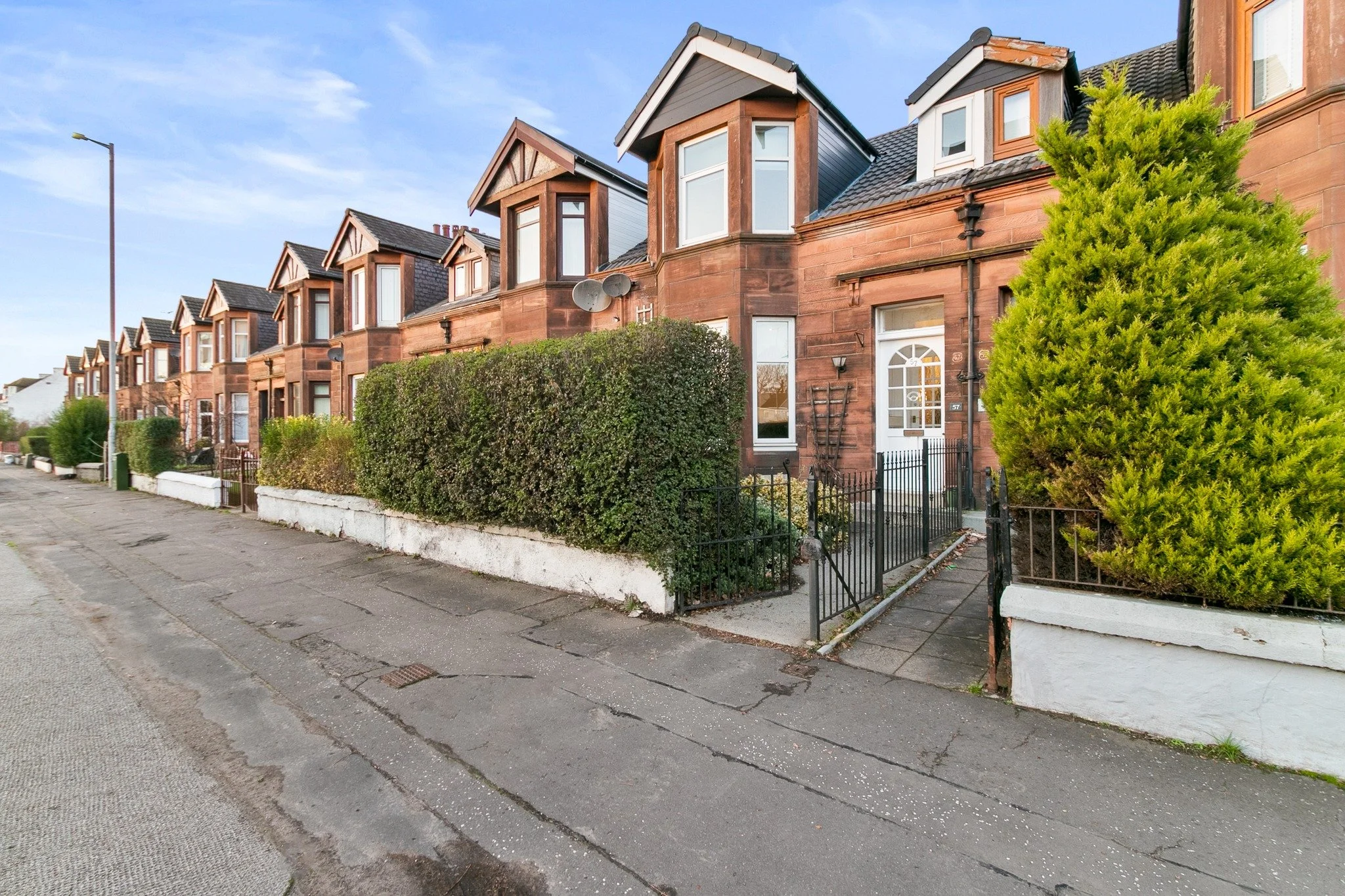 🌟🌟🌟 NEW LISTING🌟🌟🌟
📍Montrose Street, Clydebank
💵 Offers Over &pound;199,995
🛏️ 3/4 Bedrooms
🚽 1 Bathroom
This attractive family home is located on the ever-popular Montrose Street in Clydebank and enjoys an enviable position with a large op
