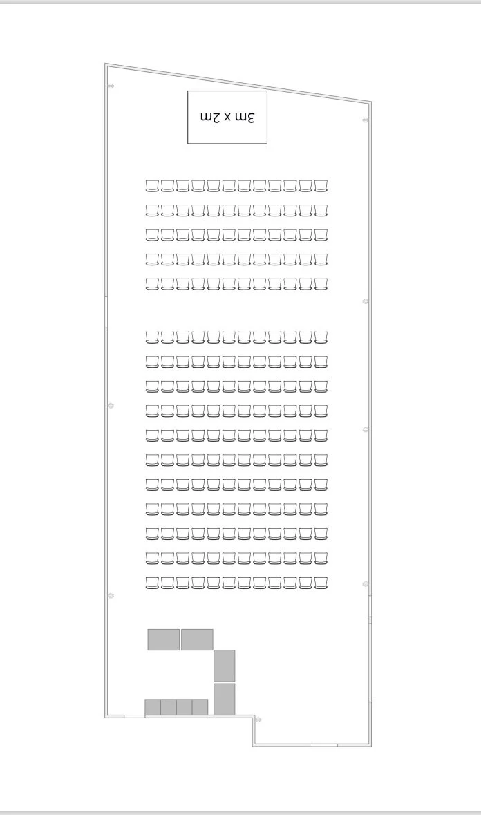 Saal mit 10 Reihen, 8 Sitzplätzen pro Reihe, und einer Bühne mit 3 x 3 m Größe an der Kopfseite.