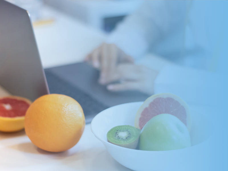 Συμβουλευτική διατροφής. Μπώλ με φρουτα πάνω σε ένα γραφείο. Συμβουλευτική Διατροφής. Pulso Greece