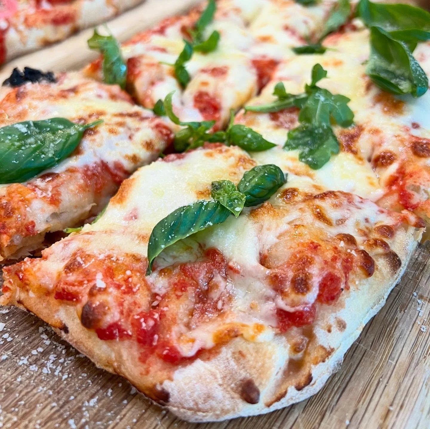 Mietitk&ouml; tekemist&auml; perjantai- tai lauantai-illalle?
Kauppakeskus Ristikon 3. kerroksesta l&ouml;ytyy tekemist&auml; koko perheelle &ndash; ja samalla p&auml;&auml;set herkuttelemaan Helsingin ehk&auml; parhaalla pizzalla!

Tule viihtym&auml