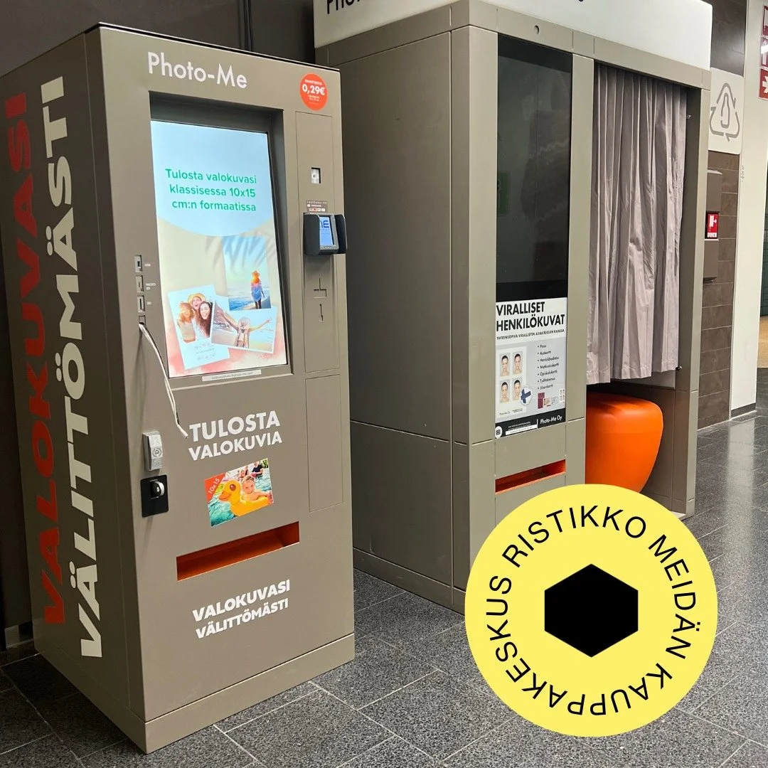 ✨Uusi palvelu Kauppakeskus Ristikossa!✨

Nyt saat passikuvat, viisumikuvat ja muut viralliset kuvat helposti suoraan ostosten lomassa. Kauppakeskukseen on saapunut Photome-kuvausautomaatti, joka tarjoaa laadukkaat kuvat heti mukaan &ndash; ilman ajan