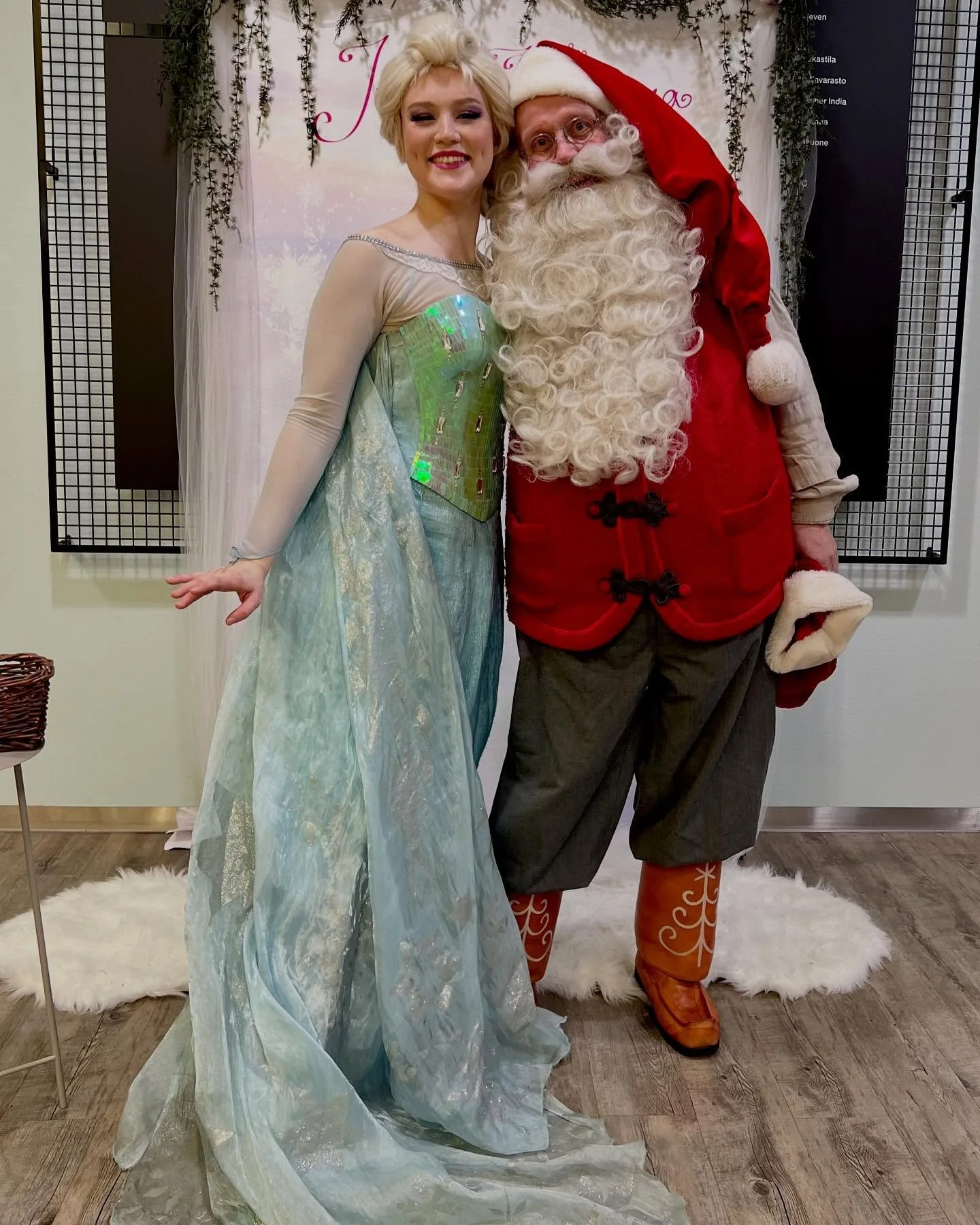 ✨ Ristikon joulu on nyt virallisesti avattu! ✨

Suurkiitos kaikille asiakkaille, ihanille joulutorin myyjille sek&auml; upealle j&auml;&auml;kuningattarelle, joulupukille ja juontajalle. Te teitte t&auml;st&auml; p&auml;iv&auml;n t&auml;ynn&auml; ilo