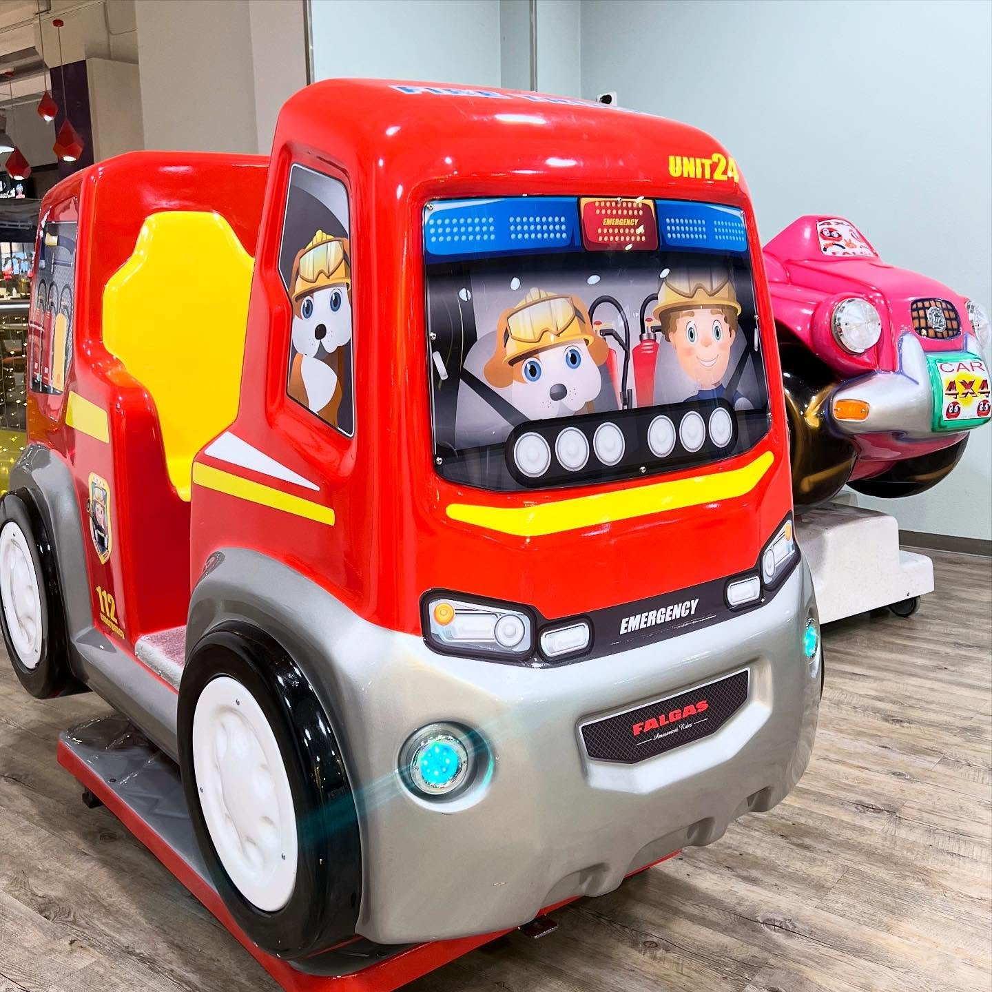 Pienten puuhaa Ristikossa! 🧒🚗

Kauppakeskus Ristikon 2. kerrokseen on ilmestynyt kaksi veike&auml;&auml; menopeli&auml;, joilla perheen pienimm&auml;t p&auml;&auml;sev&auml;t huristelemaan helposti l&auml;himaksulla. Menopelit l&ouml;ytyv&auml;t 2.