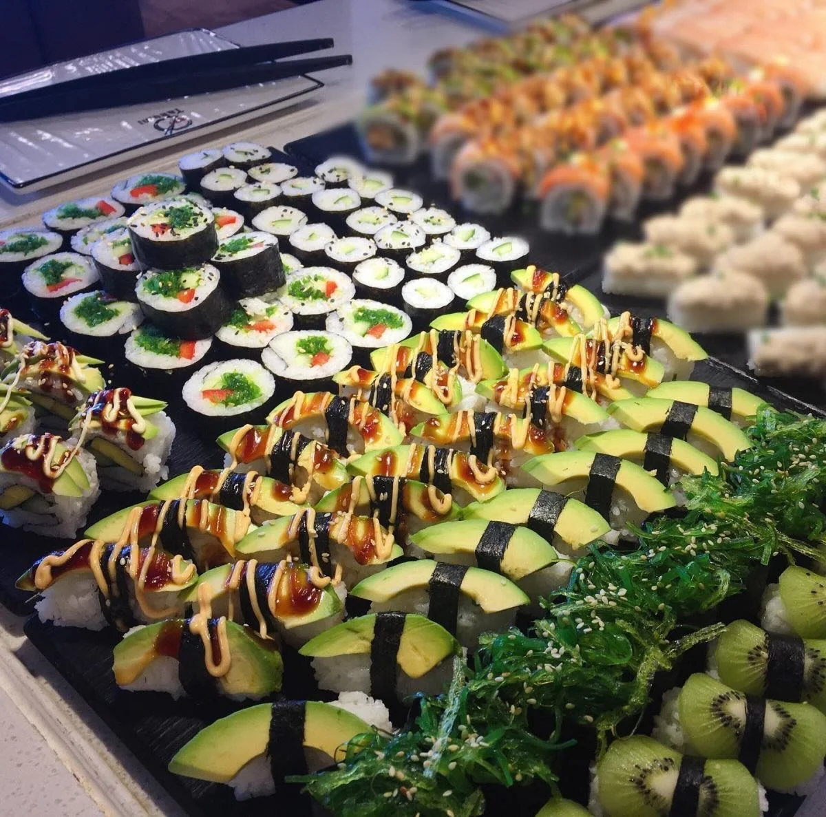 Tiesitk&ouml;, ett&auml; TAKUMI on japania ja tarkoittaa k&auml;sity&ouml;t&auml;. Rostikon 1.kerroksesta l&ouml;ytyv&auml; ravintola Takumissa kaikki ruoka tehd&auml;&auml;n huolellisesti itse ja t&auml;ydell&auml; syd&auml;mell&auml;.

Takumissa on