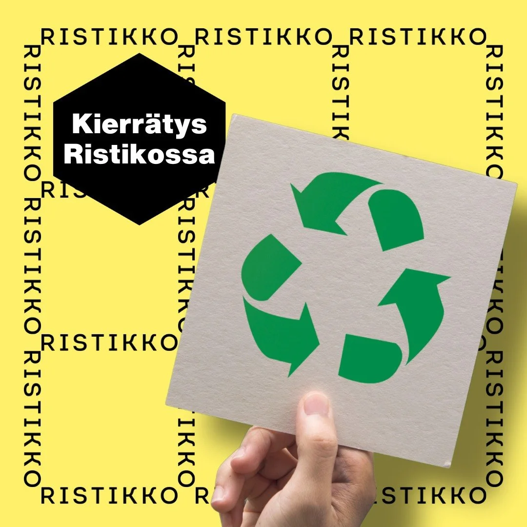 Tiesitk&ouml;, ett&auml; Ristikossa voit hoitaa monta kierr&auml;tysasiaa yhdell&auml; kertaa? Kauppakeskuksen 1. kerroksessa kierr&auml;t&auml;t helposti:

♻️ Pullot ja t&ouml;lkit
♻️ Paristot
♻️ Hehkulamput
♻️ Alle 25 cm s&auml;hk&ouml;laitteet (SE