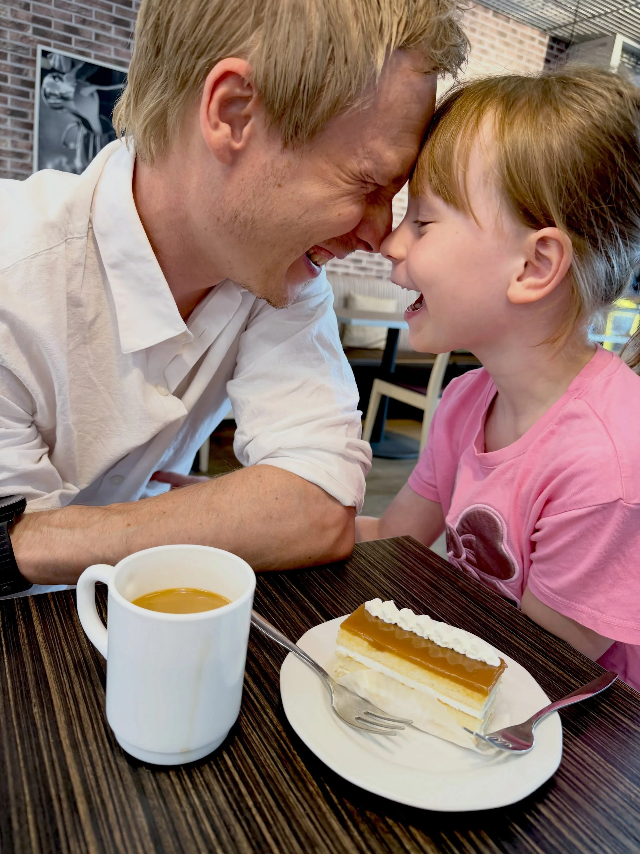 Pieni&auml; juttuja, jotka tekee arjesta v&auml;h&auml;n parempaa. 

Kahvi ja kakkuhetki Marian Konditoriassa.
Koululaisen hiukset kuntoon Clipsiss&auml;. 
Ja lempivaatteelle lis&auml;&auml; k&auml;ytt&ouml;vuosia Diana Ompelimosta. 

Ristikossa sama