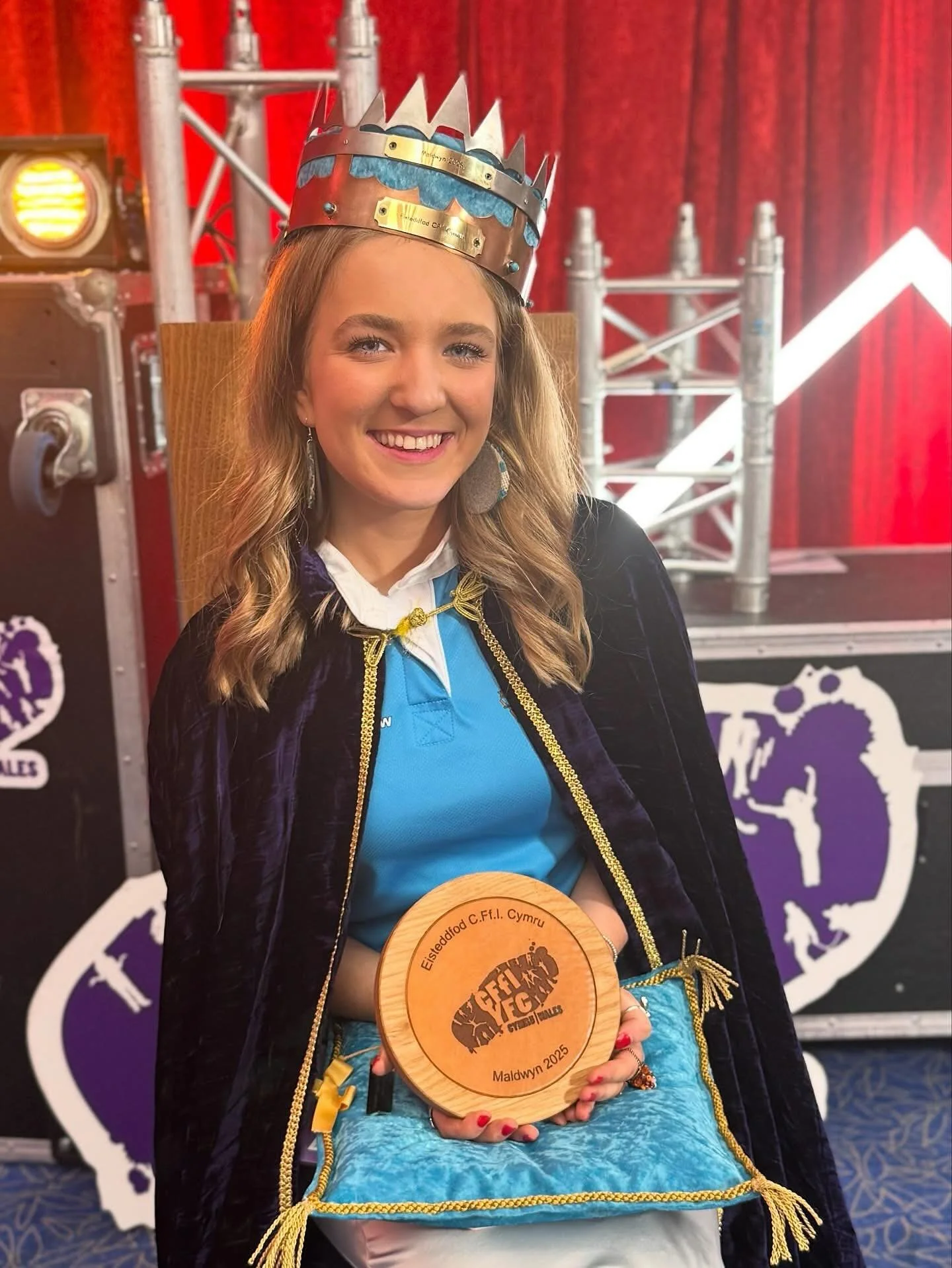 Llongyfarchiadau i Fflur o @eglwyswrwyfc ar ennill Y Goron yn Eisteddfod CFfI Cymru 2025! 👏🏼 👑 

Congratulations to Fflur from Eglwyswrw YFC on winning by the Crown at the Wales YFC Eisteddfod 2025! 👏🏼 👑 

📸 @cfficymruwalesyfc