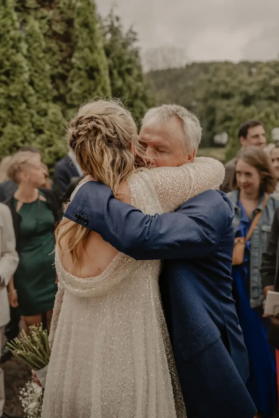Känslosam kram mellan brud och hennes pappa efter vigseln i Kyrkheddinge Kyrka. 