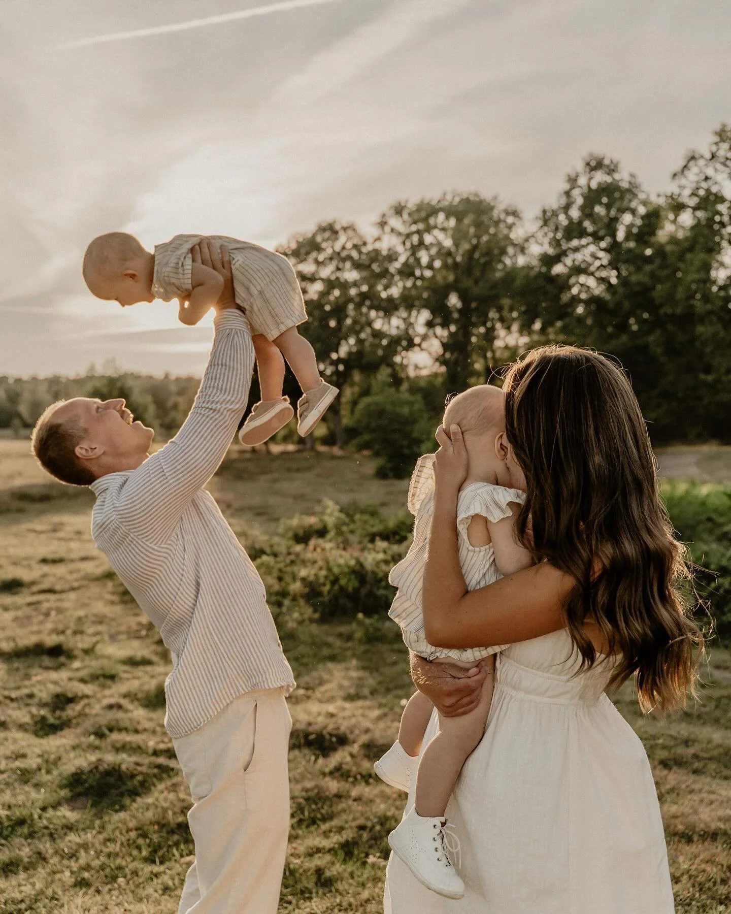 Vilken sommar det har varit! S&aring; m&aring;nga fina kv&auml;llar, skratt och h&auml;rliga familjer framf&ouml;r kameran 🥰 

H&auml;r ser ni ett urval av bilder fr&aring;n en augustikv&auml;ll med fina Clara &amp; Johans familj 😍

Nu k&auml;nner 