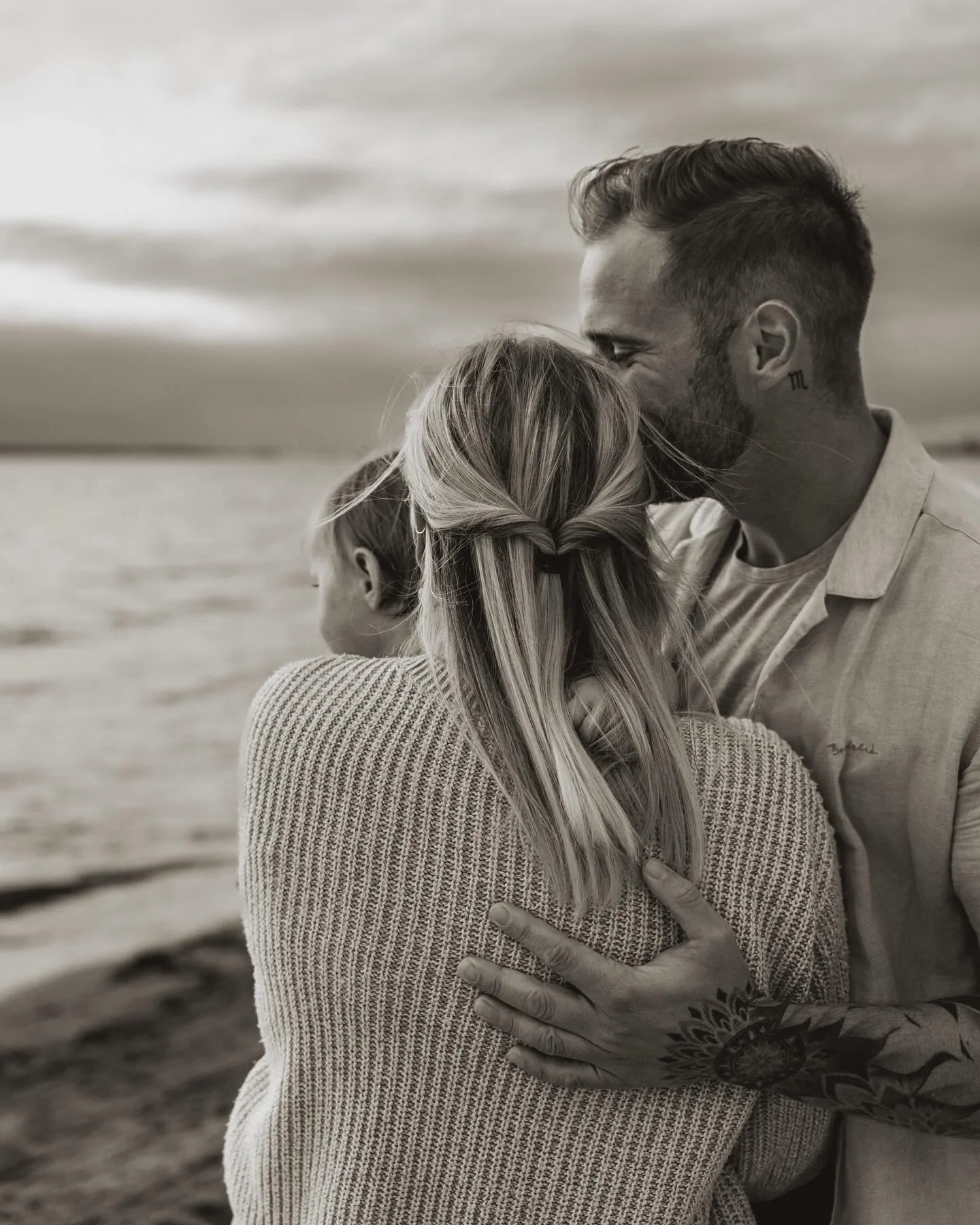 Fr&aring;n en s&aring; mysig fotografering i somras med Kim, Andreas och lilla Fay 🫶🏼 Vilken fin kv&auml;ll vi fick 🥹 

Jag &auml;lskar verkligen att fota i alla typer av natur, men stranden har en s&auml;rskild plats i hj&auml;rtat. Kanske f&ouml