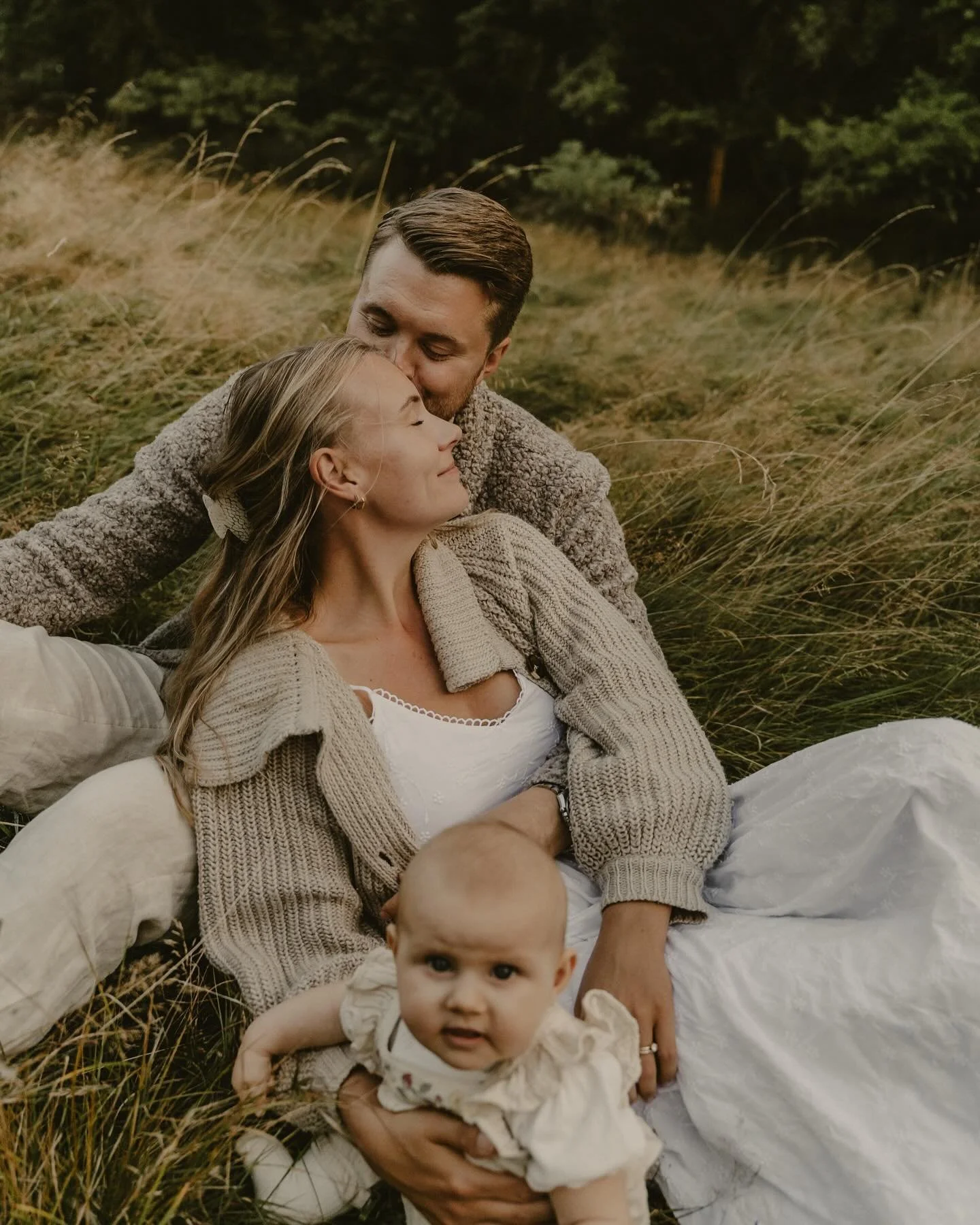 Fr&aring;n en vacker sensommar-fotografering med fina Frida, Rikard och deras lille Julie 🥹

En magisk kv&auml;ll med s&aring;d&auml;r vackert mjukt ljus fr&aring;n en molnig himmel. 

Visste du att mulet v&auml;der = bra fotov&auml;der? Det ger ett