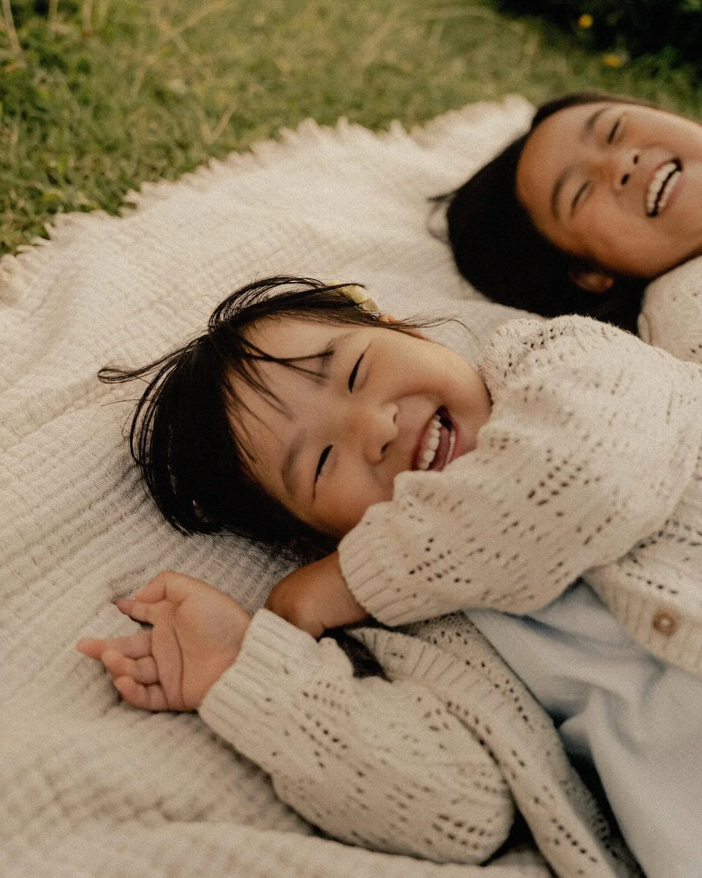 Jag har alltid tyckt att de vackraste bilderna kommer n&auml;r barn f&aring;r vara barn.
N&auml;r skratt och lek f&aring;r styra och n&auml;rheten f&aring;r ta plats.

Jag guidar d&auml;rf&ouml;r genom sm&aring; lekar och uppdrag, s&aring; att barnen