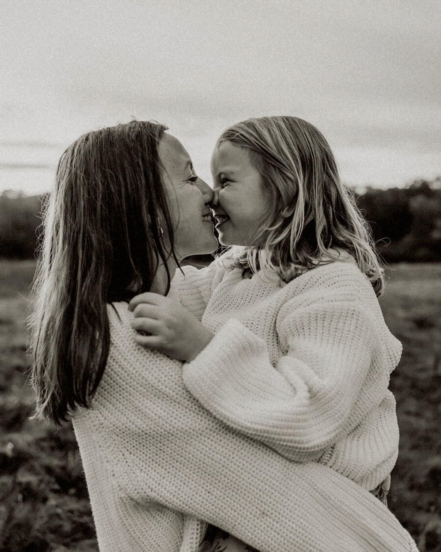 Den vackraste g&aring;van du kan ge till dina barn: bilder d&auml;r &auml;ven DU &auml;r med! 💗 

Fr&aring;n en s&aring;nd&auml;r magisk h&ouml;stkv&auml;ll i oktober som bj&ouml;d p&aring; s&aring; mycket lek och skratt. Vi b&ouml;rjade med mys i s