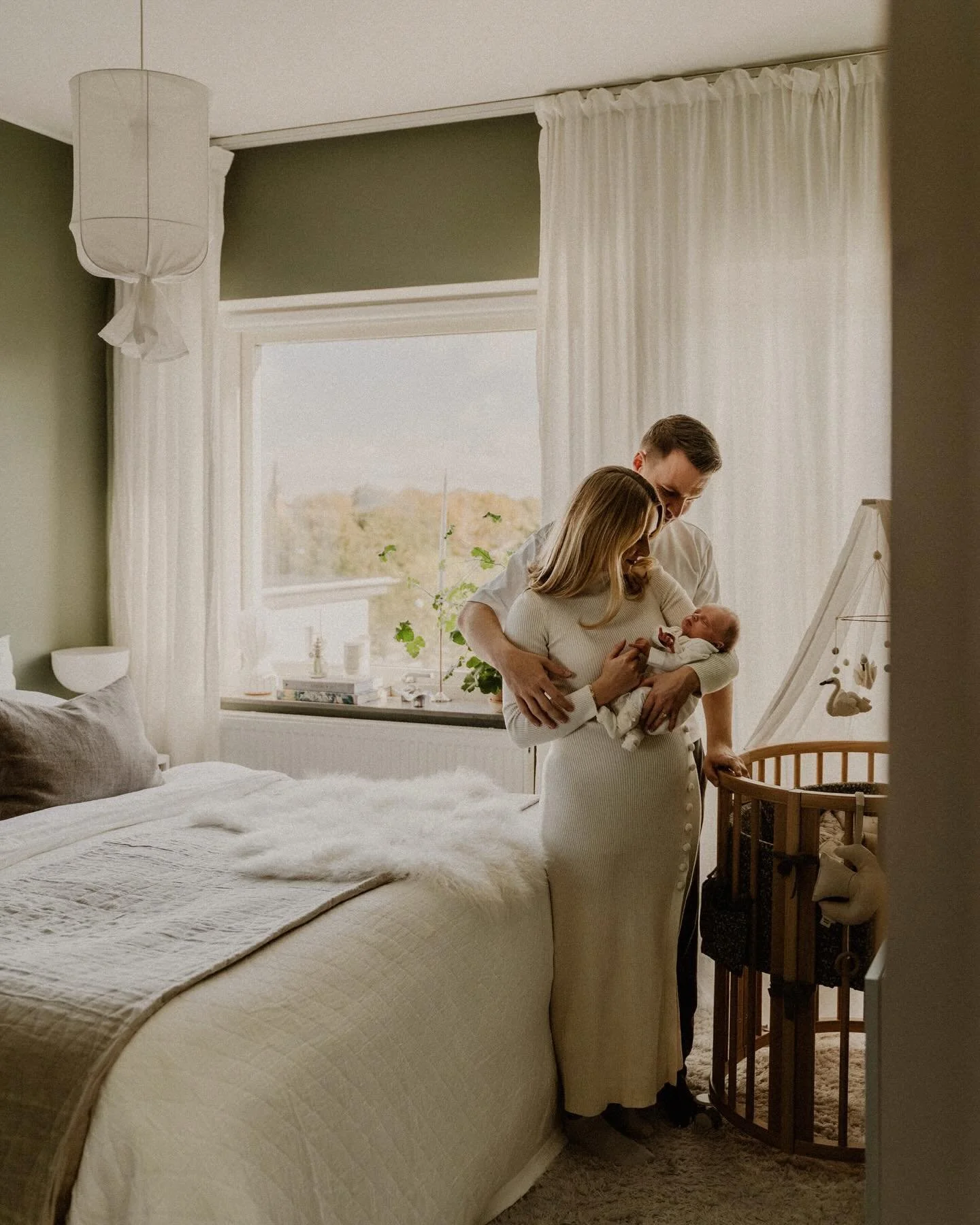 ✨ 5 SNABBA FAKTA OM NYF&Ouml;DDFOTOGRAFERING I HEMMET

🔸 Ni beh&ouml;ver inte st&auml;da eller f&ouml;rbereda n&aring;got. Det &auml;r helt okej om det &auml;r st&ouml;kigt. Vi anv&auml;nder bara en liten yta med fint ljus och jag hj&auml;lper er fl