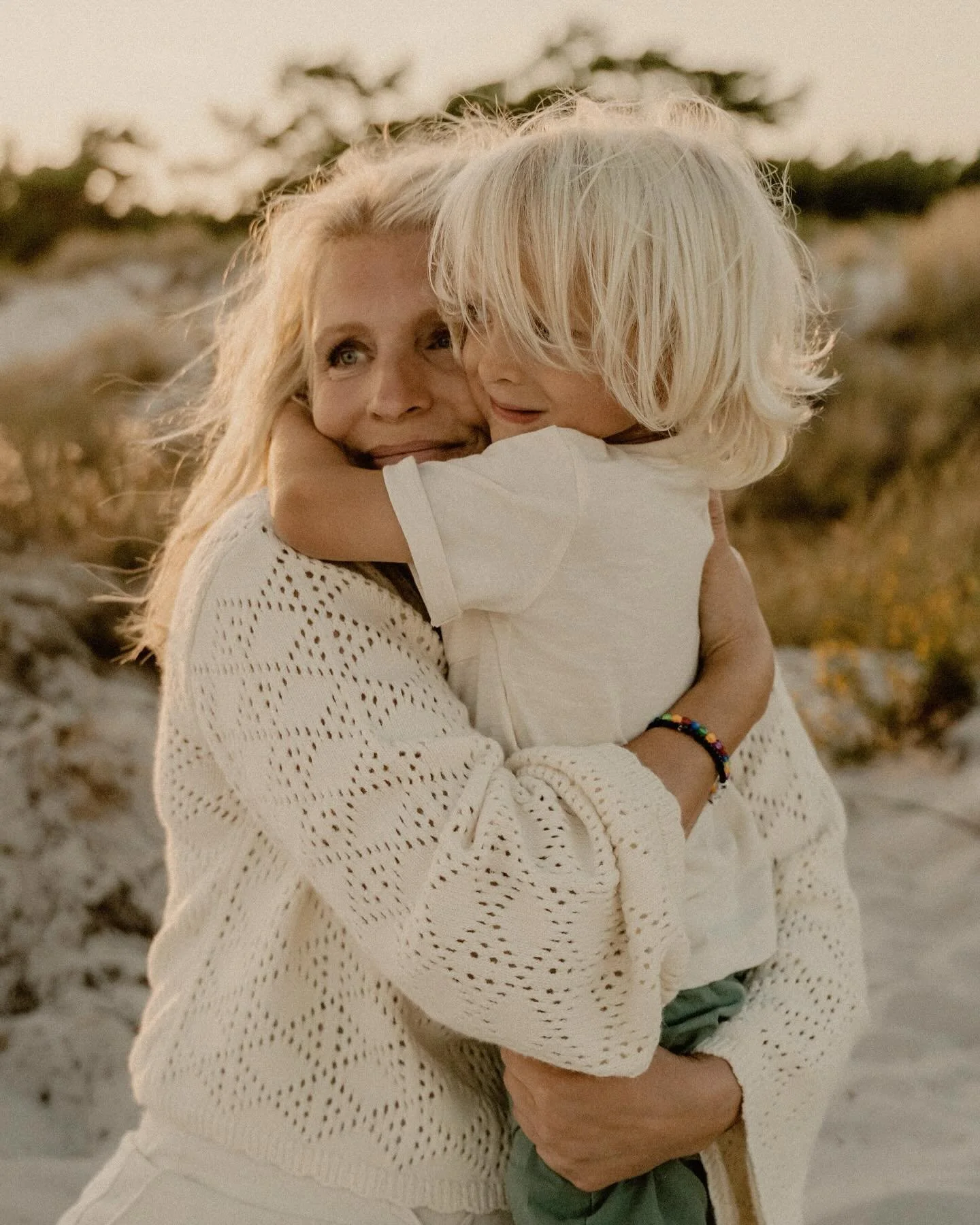 God jul!🌲Krama om om dina n&auml;ra lite extra idag 🤎

Lite bilder fr&aring;n en magisk fotografering p&aring; stranden i somras, som jag inte hunnit l&auml;gga upp &auml;n. Ljummen luft, gyllene solnedg&aring;ng och massor av bus, skratt och sm&ar