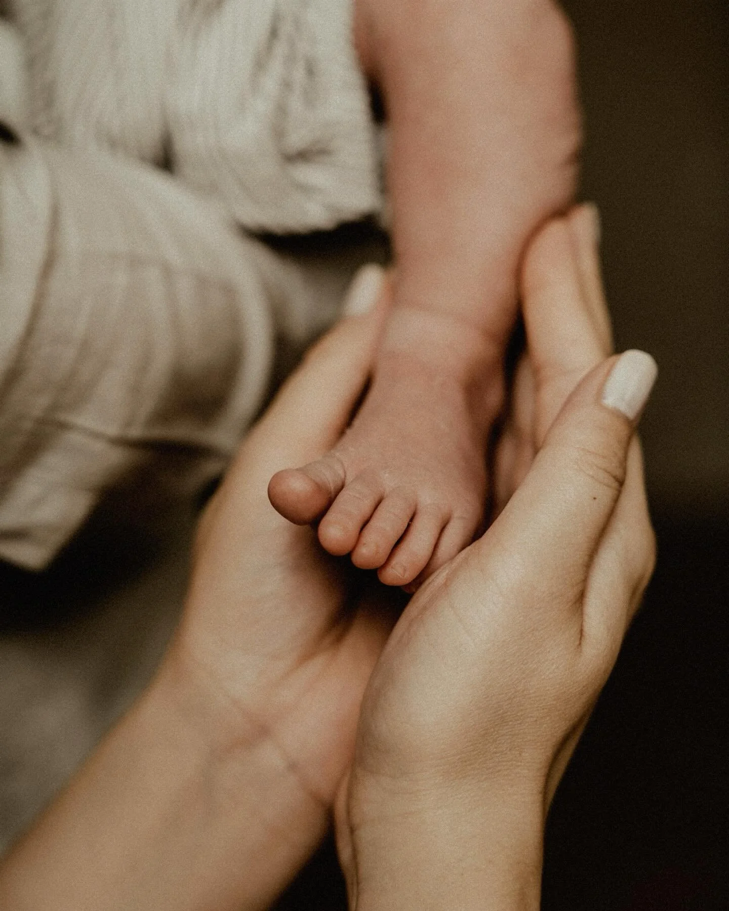 F&ouml;rsta veckorna med er lille 🫶🏼 

Har du bf under 2026? Missa inte att f&ouml;reviga den f&ouml;rsta, s&aring; speciella tiden!! 🥹

Mina nyf&ouml;ddfotograferingar fokuserar p&aring; n&auml;rheten, k&auml;rleken och de d&auml;r sm&aring; deta