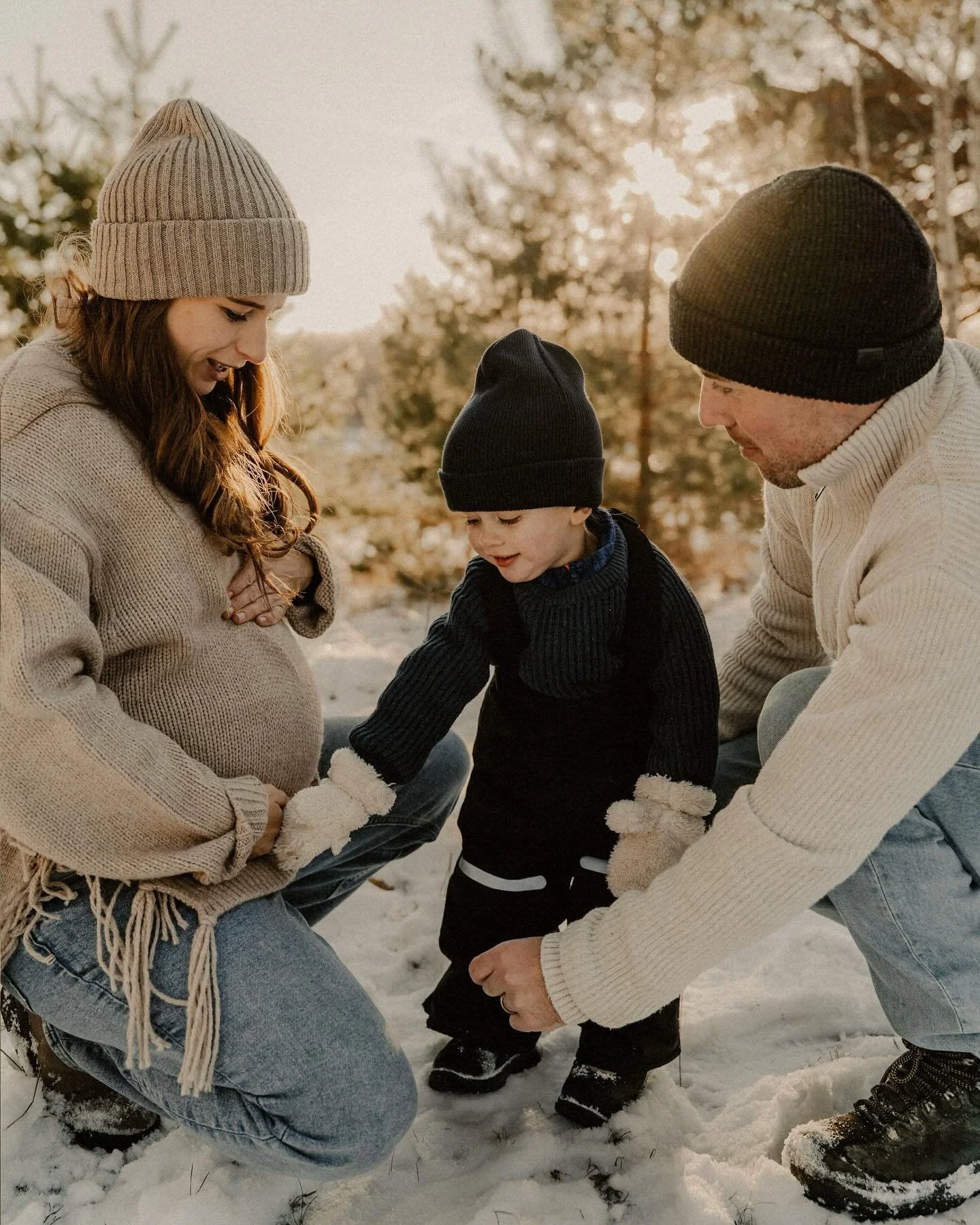 Fr&aring;n en solig januaridag i sn&ouml;t&auml;ckt landskap med denna goa familj 🫶🏼 Helt otroligt vackert!! ❄️ 

En stund full av bus, skratt, lek i sn&ouml;n och v&auml;rmande kramar. Med fullt fokus p&aring; n&auml;rvaro och att f&aring;nga det 