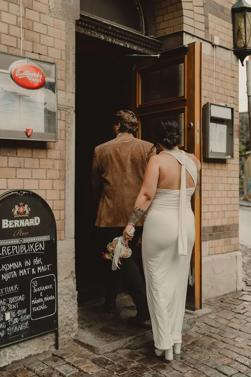 Brudpar går in på restaurang och pub Ölrepubliken som ligger i Göteborg efter deras rådhusbröllop.