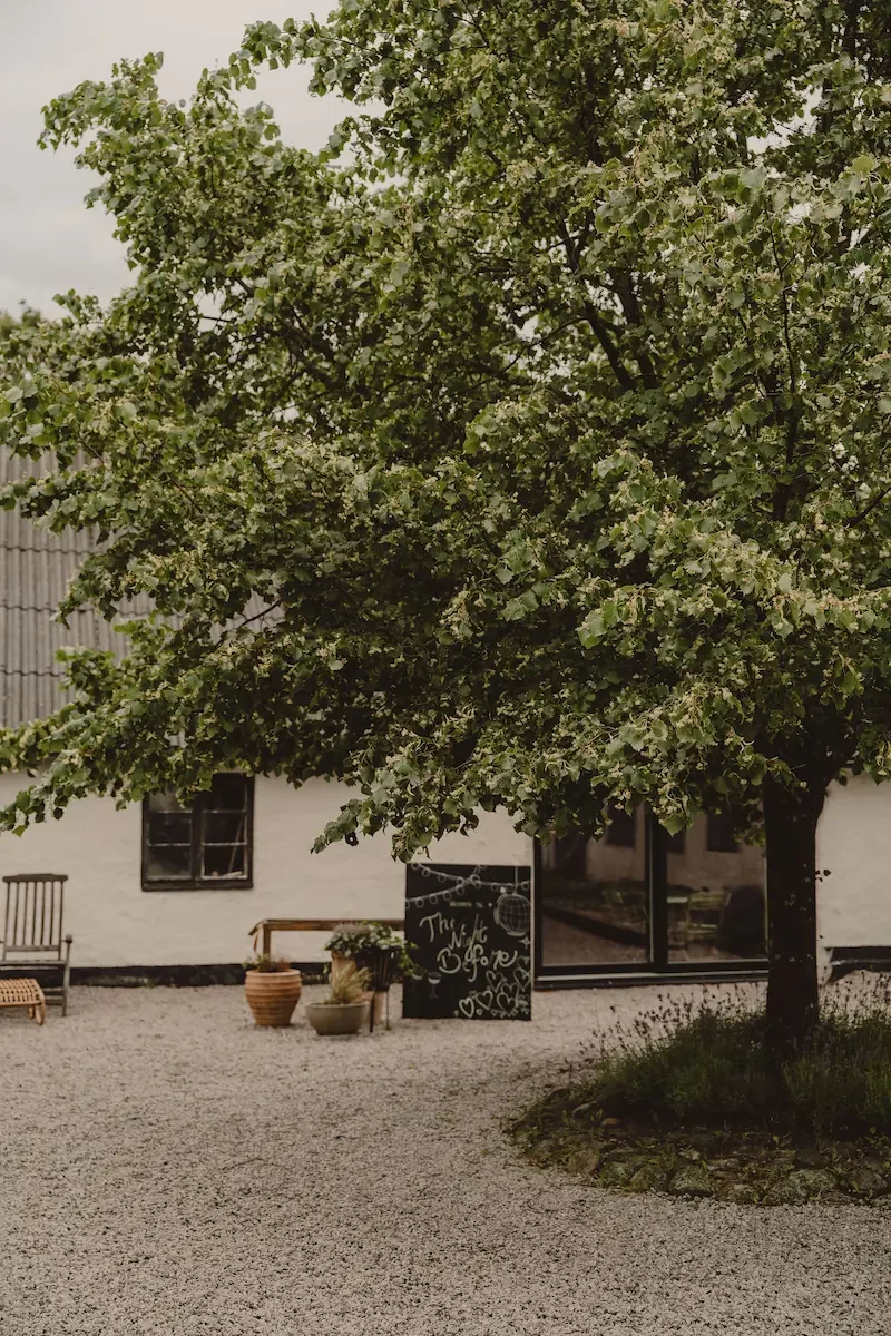 Miljöbild från ett brudpars gård i Skåne där brudens förberedelser ägde rum.