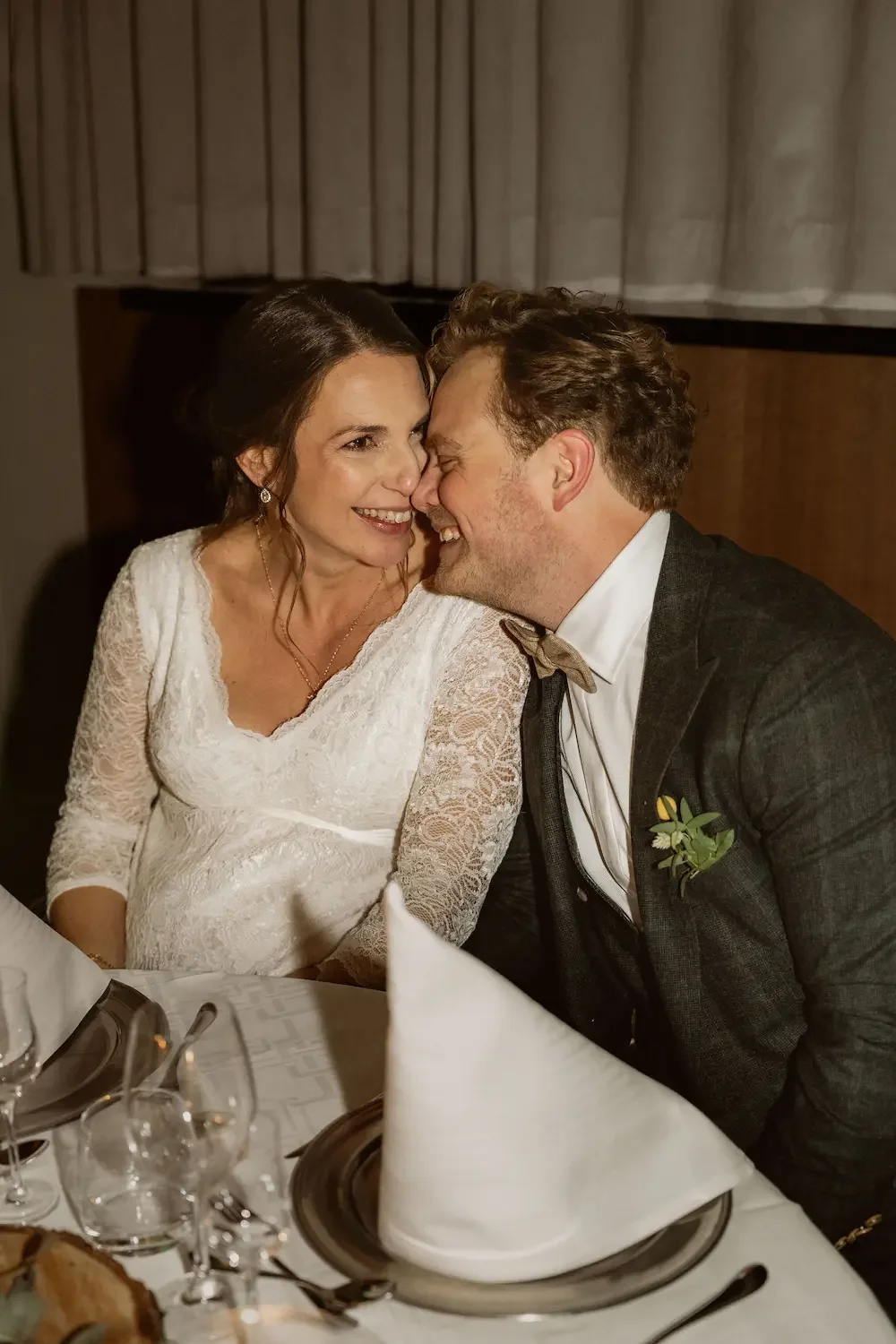 Brudpar som går ut från en gammal kyrka i Skåne under utmarschen på vinterbröllopet