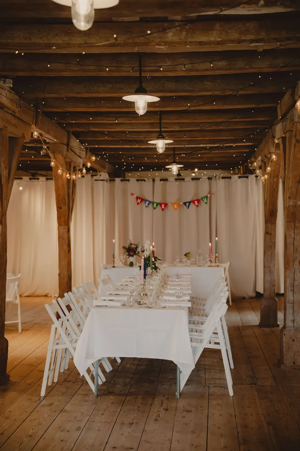 Bord uppdukat för bröllopsfest på Katrinetorp landeri i Skåne. 