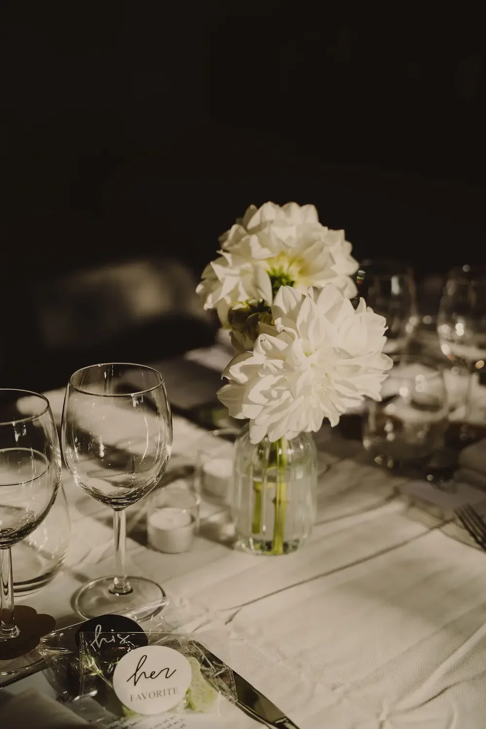 Bröllopsdukning med vita blommor i vas. 