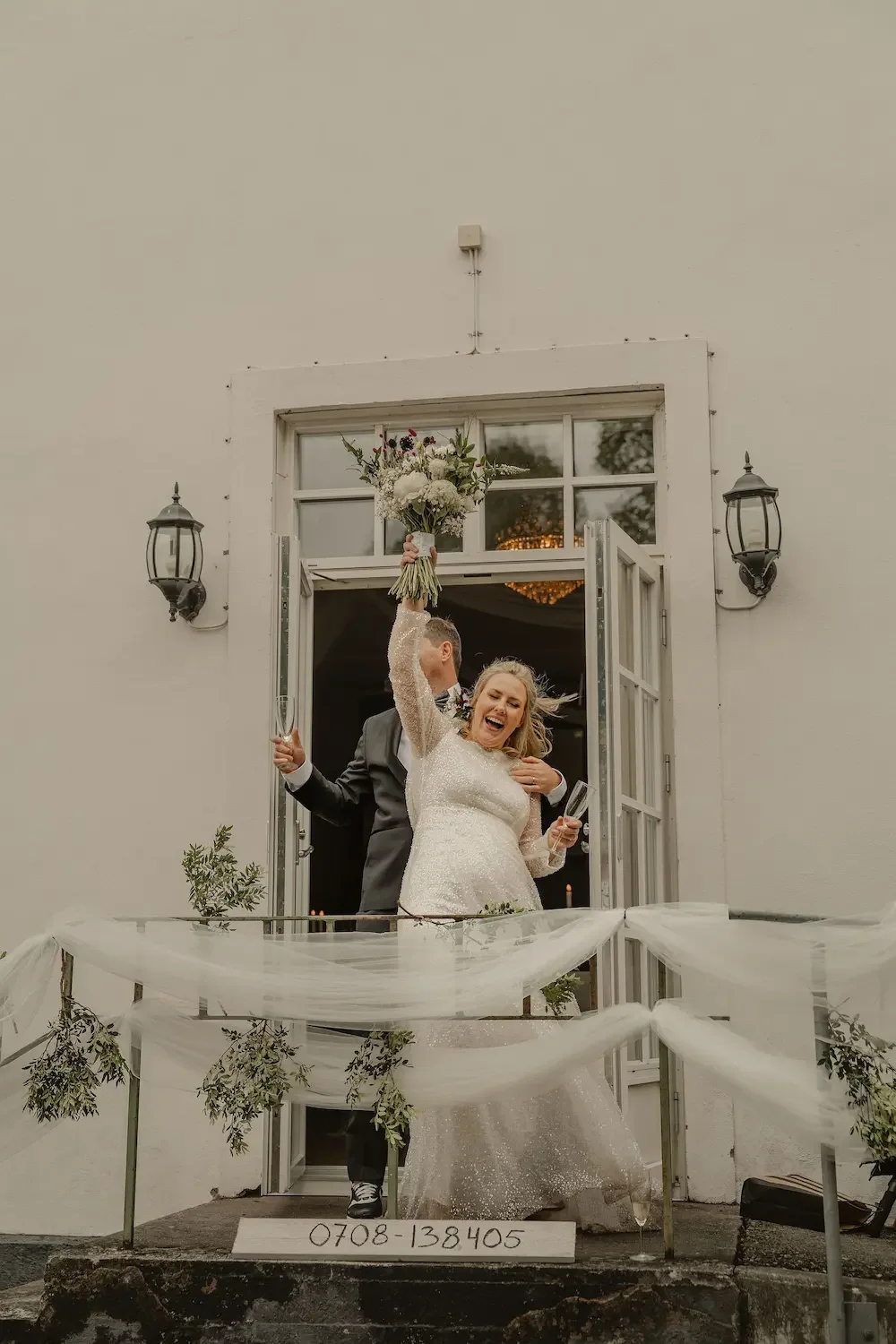 Ett par gör storslagen och glädjefull entré till bröllopsfest i Staffanstorp. 