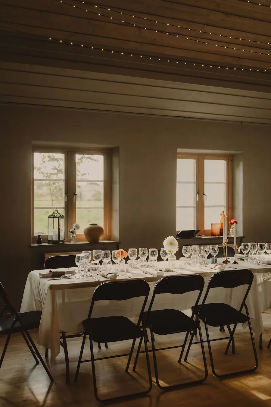 Bordsdukning inför bröllop på Mellby Atelier med färger inspirerade av sensommar.