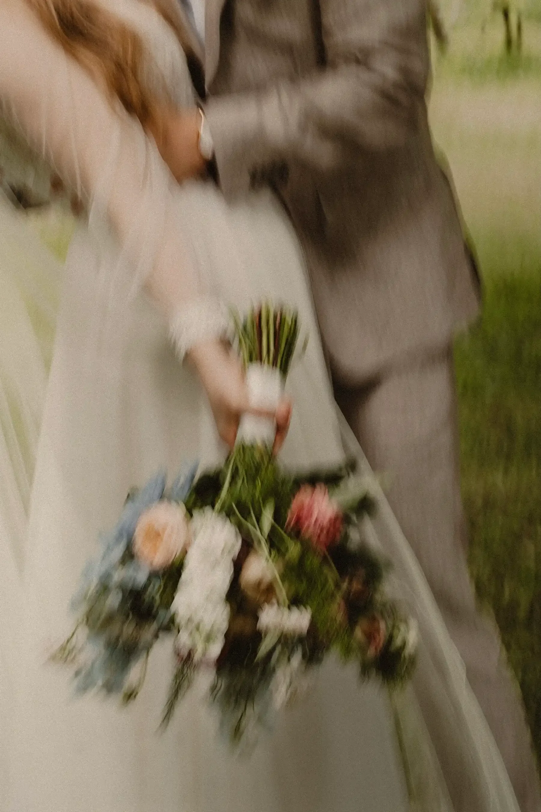 Närbild på brudpar och brudbukett i rörelse.