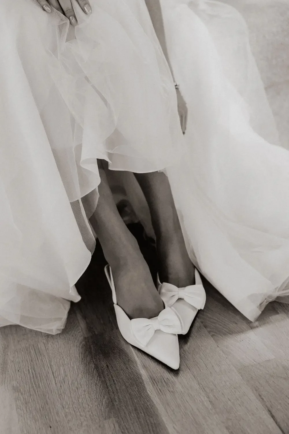 Svartvitt detaljbild med editorial känsla på brudens klackskor.