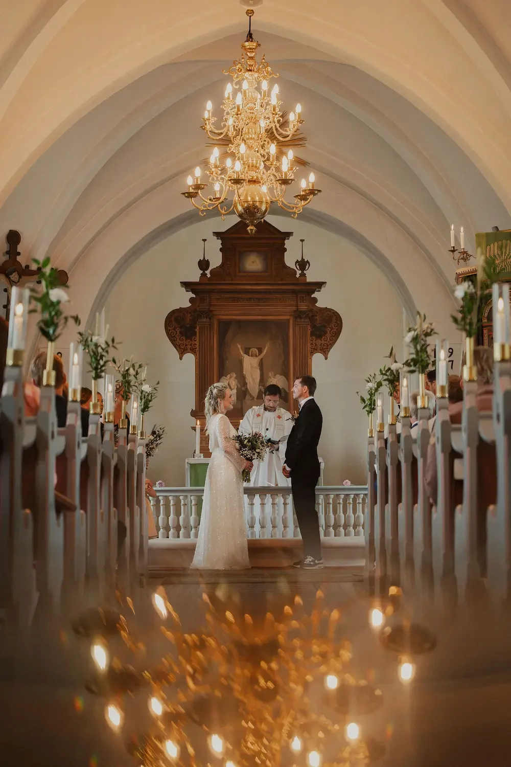 Brudpar står vid altaret i Kyrkheddinge Kyrka utanför Staffanstorp.
