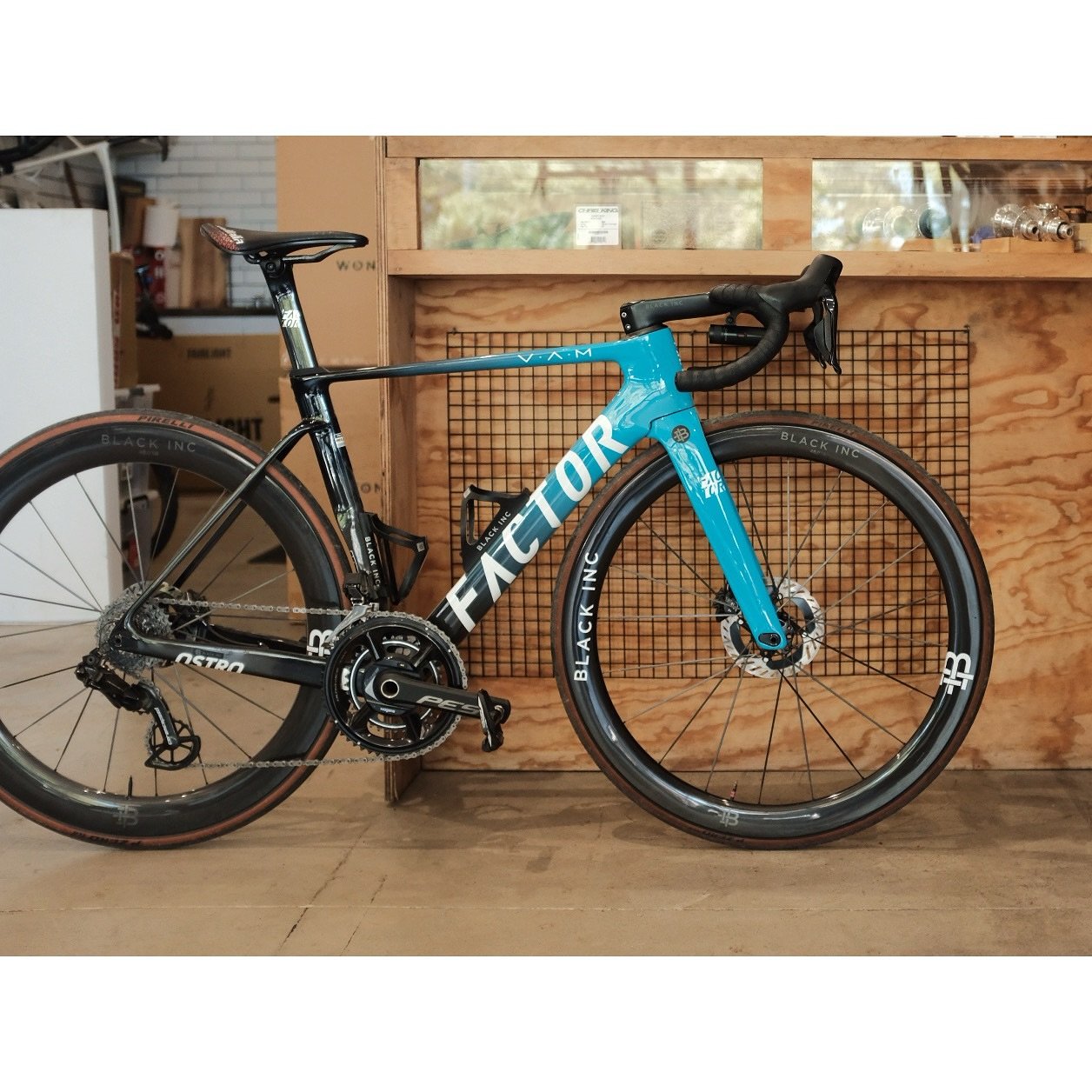 Miguel came in with this stunning @factorbikes Ostro Vam 🔥
Absolutely love the collection of parts for this build.
With every bike handmade to order, now is a great time to get your order in before the new year.
.
Specs
.
Frameset: Factor OSTRO Vam 