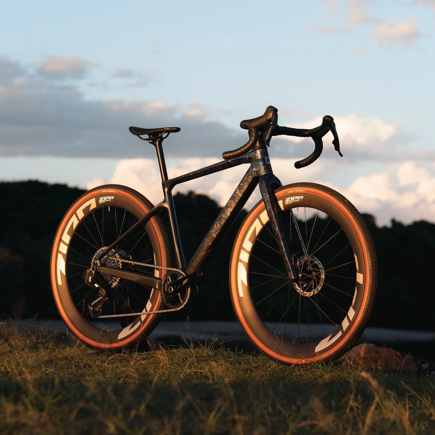 Another fresh Focus Atlas 8.9 the flagship of the gravel range for focus
It has become a crowd favourite &amp; continues to sell out in all stores. We have more sizes on the way so get your order in asap.
.
Bike specs:
Frameset: Focus Atlas 8.9
Group