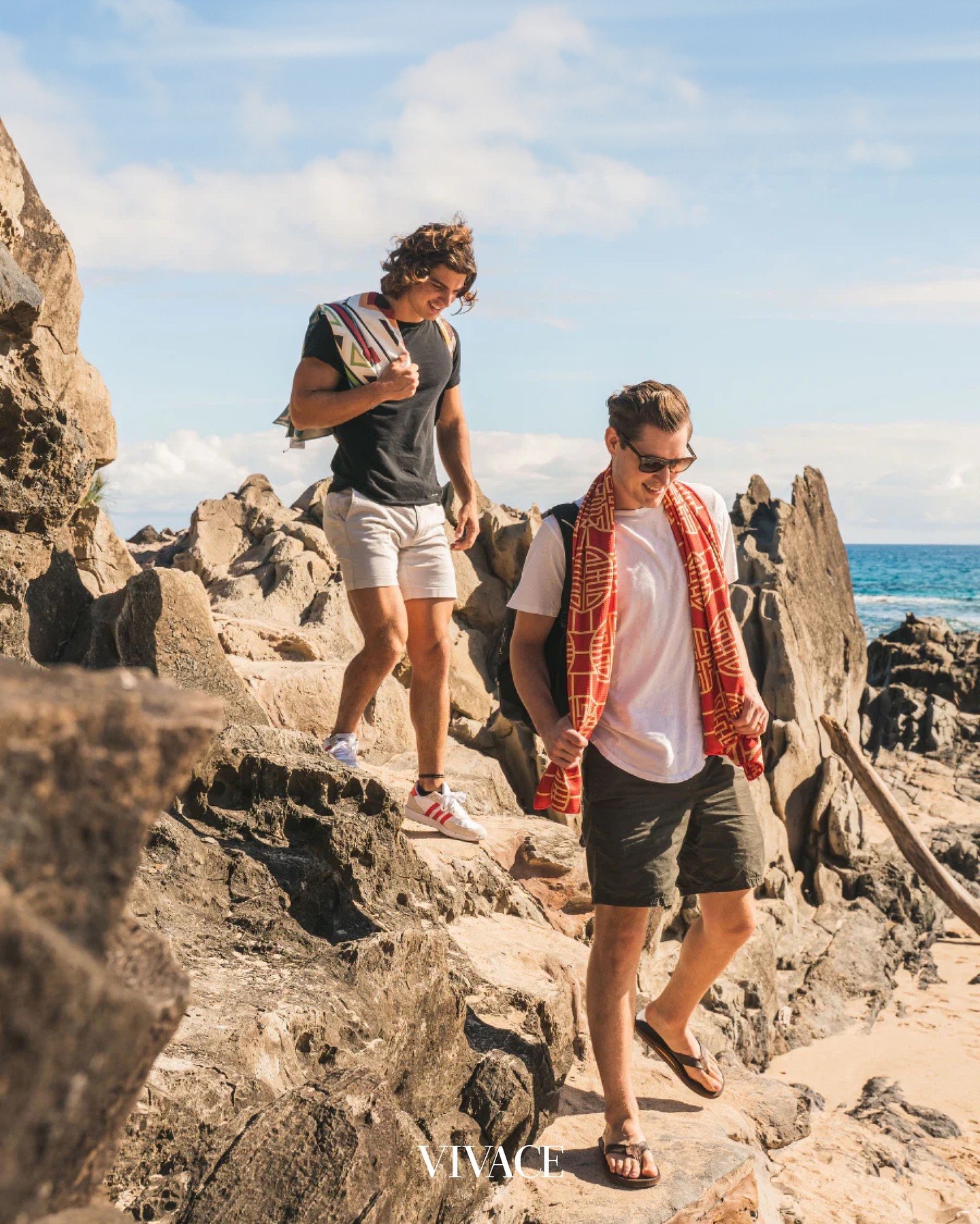 Reisplannen in zicht? Met deze essentials ga je goed voorbereid op pad. ✈️⁠
⁠
#vivace #vivacemagazine #magazine #tijdschrift #lifestyle #reizen #reisessentials #vakantie