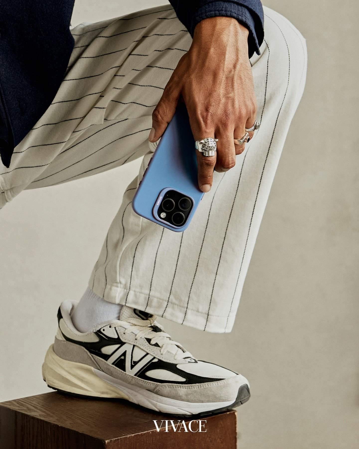 Telefoonhoesjes zijn niet alleen praktisch, maar ook een echte fashionstatement! Draag je telefoon stijlvol met een koord of een trendy tasje en geef je look net dat beetje extra. ✨️⁠
⁠
#vivace #vivacemagazine #magazine #tijdschrift #lifestyle #telef