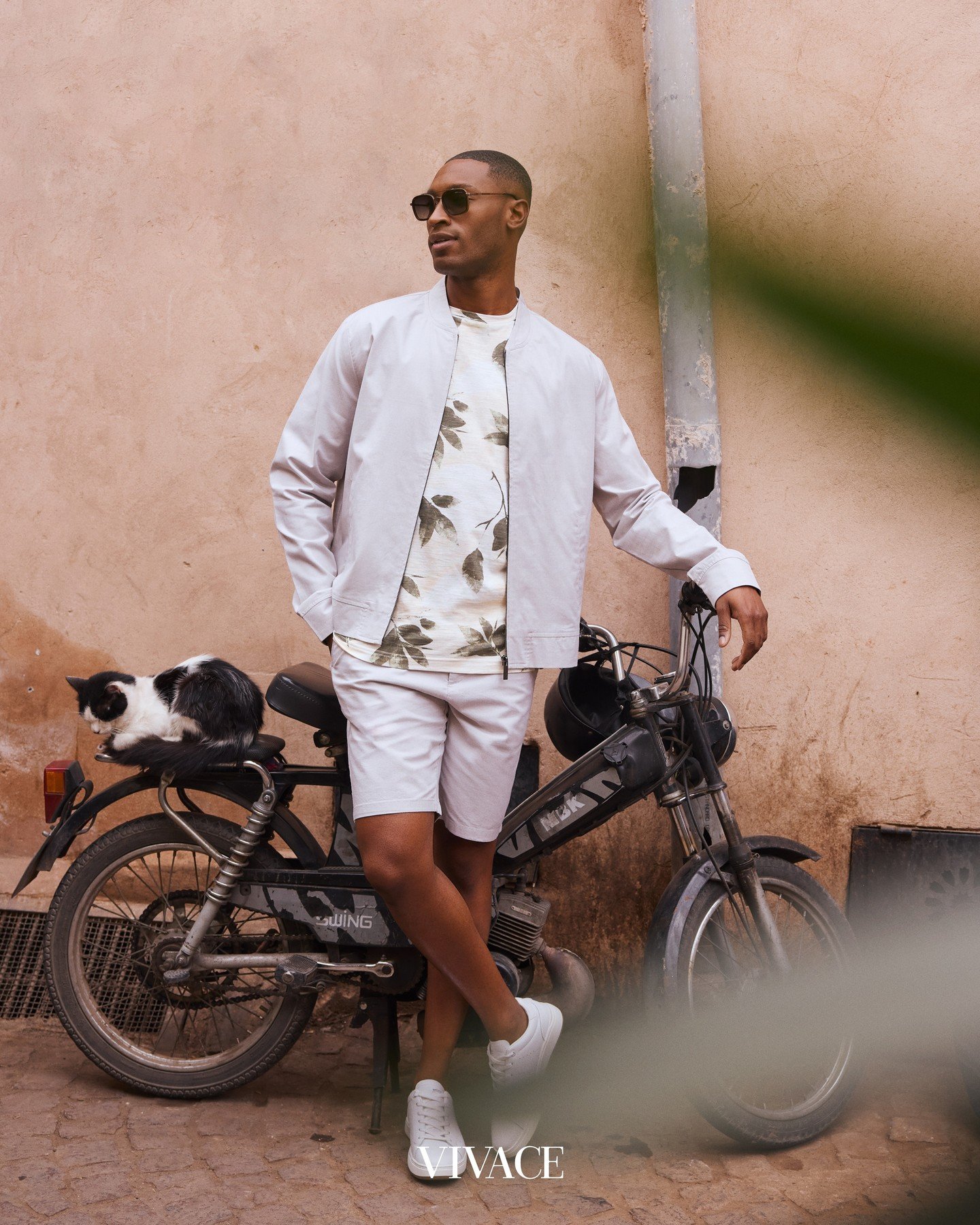 Stijlvolle en comfortabele outfits voor de zonnige dagen, perfect voor het warmere weer!⁠
⁠
#vivace #vivacemagazine #magazine #tijdschrift #lifestyle #outfits #herenoutfits #herenmode #mode #fashion