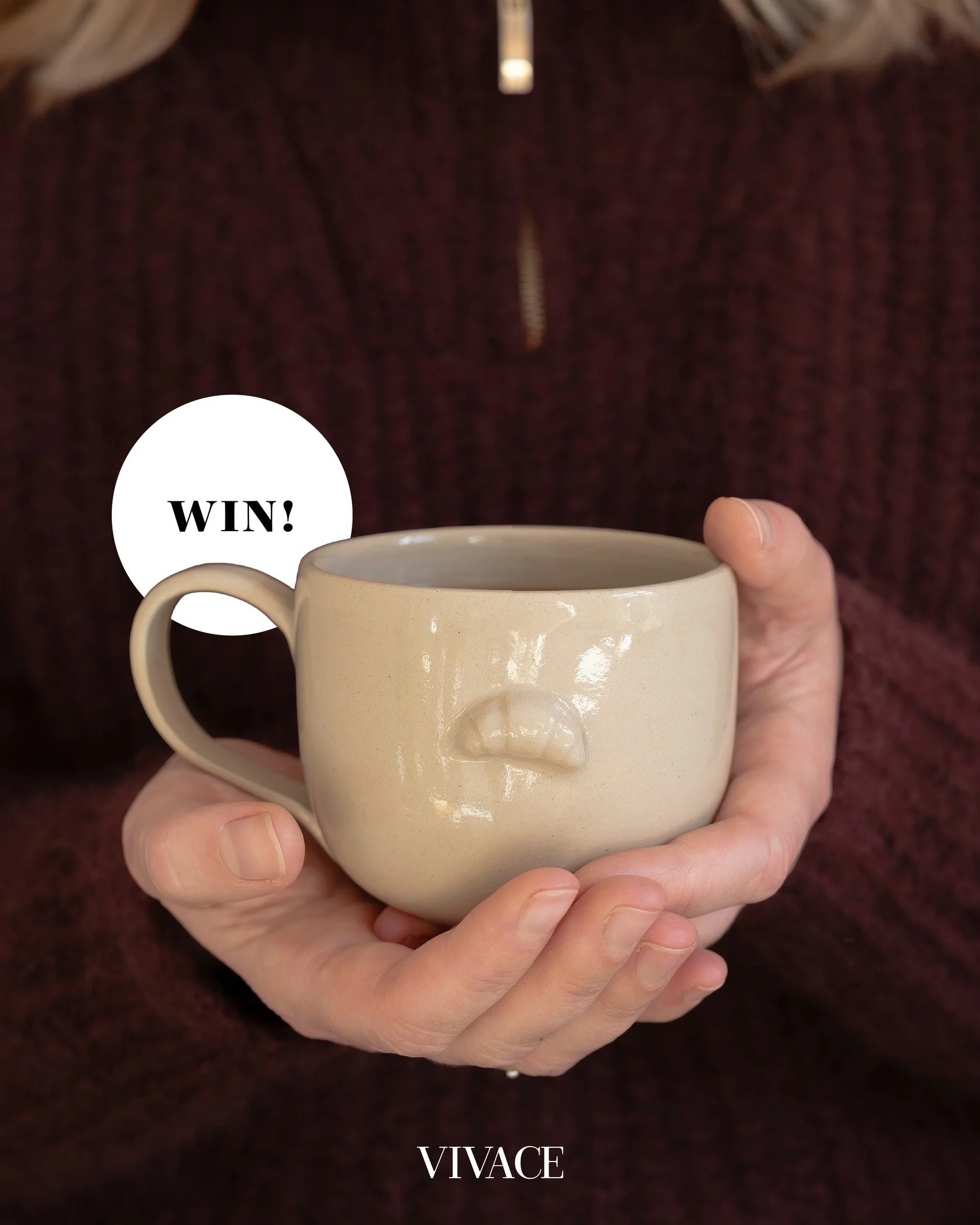 WIN! &bull; een handgemaakte croissantmok van Studio Potterdam 🥐☕

Eveline Paulussen heeft in 2022 Studio Potterdam (@studio.potterdam) opgericht. In dit keramiekatelier maakt en verkoopt ze haar eigen werk en deelt ze haar passie voor pottenbakken 