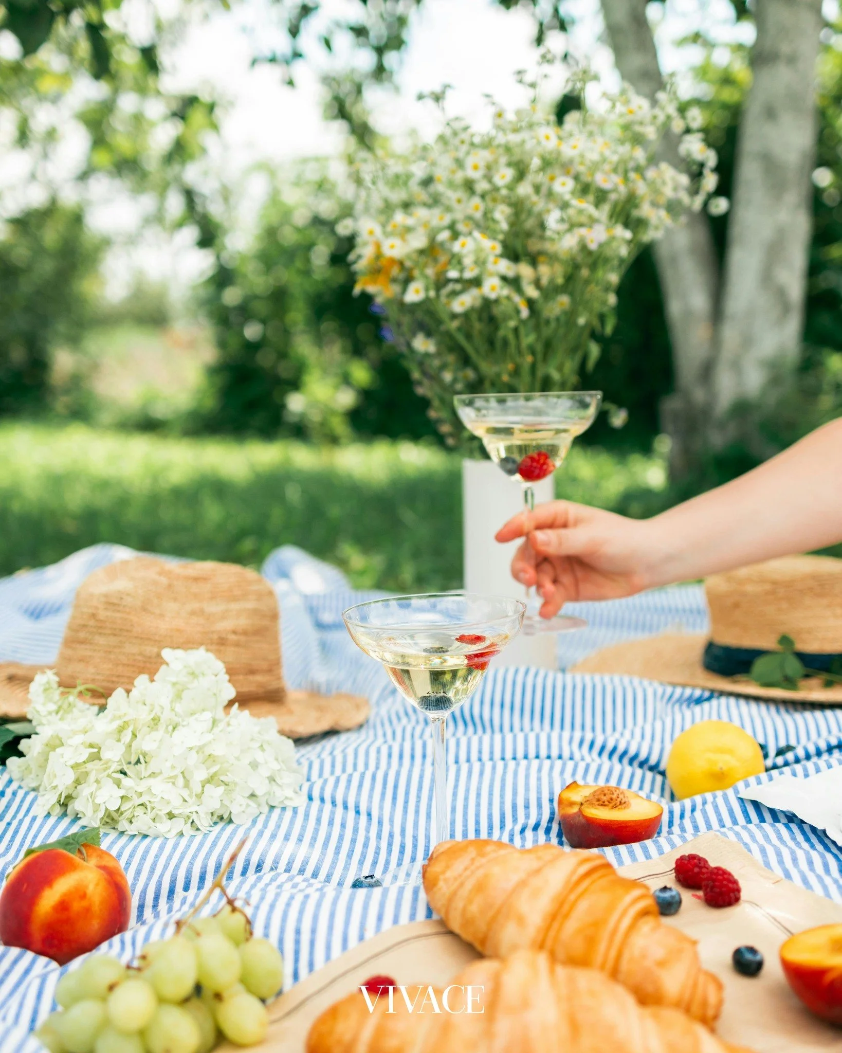 Laat in deze laatste weken van de zomer je Franse hart sneller kloppen! 🇫🇷 Met deze items geef je jouw interieur, kledingkast of zelfs je achtertuin een vleugje joie de vivre. Ze laten je gedachten nog even varen naar de kust van de C&ocirc;te d'Az