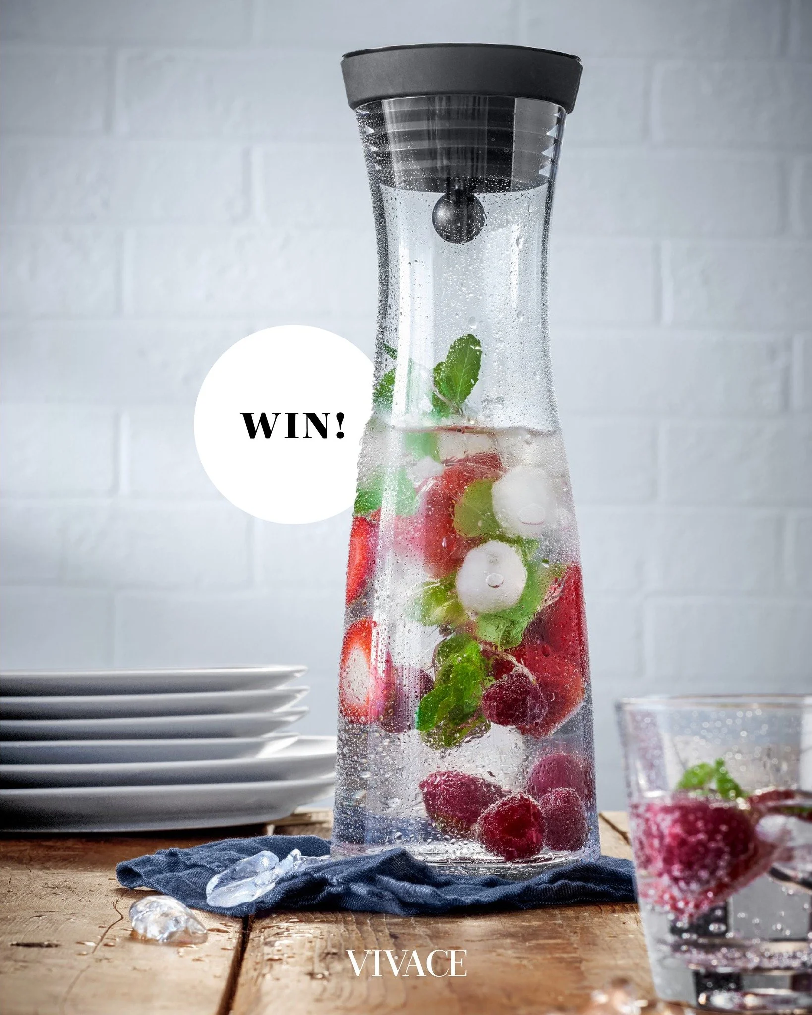WIN! &bull; een karaf van WMF

Vroeger kwam er een fles of een kan met water op tafel, maar tegenwoordig wordt het water stijlvol in een mooie karaf geserveerd. Dankzij de grote opening kunnen deze WMF Basic waterkaraffen eenvoudig worden gevuld en k