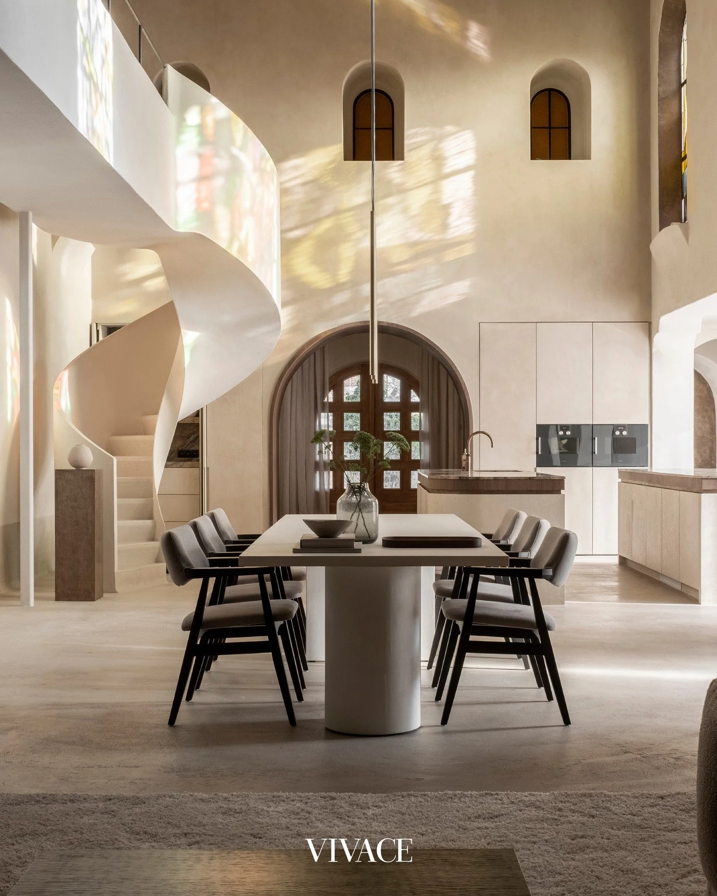 VIVACE staat vol inspiratie voor jouw interieur. Dit keer natuurlijk met de charme van Britse stijl. Deze stijl vertaald naar het nu: klassieke vormen, elegante accenten en een gevoel van ingetogen luxe. Voor een huis dat voelt als een warm en sfeerv