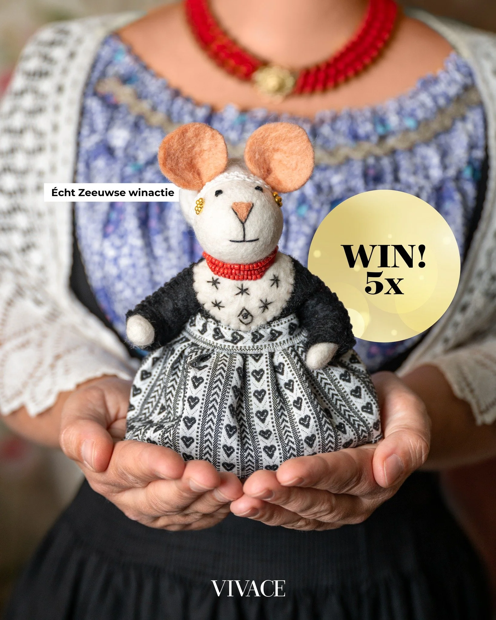 ✨ 𝗪𝗜𝗡 &bull; 𝗺𝗮𝗮𝗿 𝗹𝗶𝗲𝗳𝘀𝘁 𝟱𝘅 𝘄𝗶𝗻𝗻𝗲𝗻! ✨

Dit keer met een &eacute;cht Zeeuws item, namelijk een Zeeuws Muisje van @sjaalmetverhaal! We mogen maar liefst 5 exemplaren weggeven aan onze lezers.

Het Zeeuws Muisje is een ode aan de ro