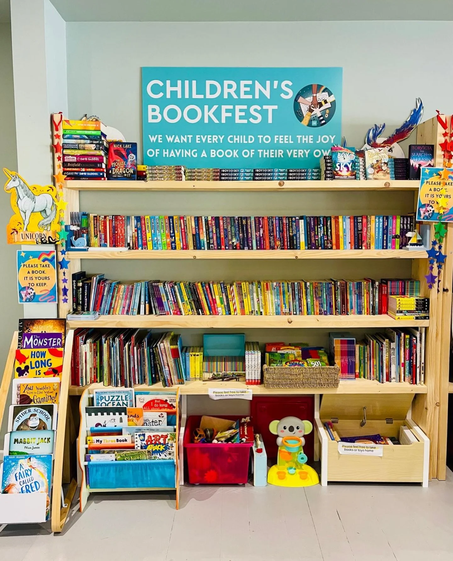 Please help us keep these shelves at @chidistrictfoodbank stocked by supporting our fundraising events or donating at childrensbookfest.org 📚 Thank you 🙏

#Chichester #ChichesterCommunity #ChildrensBooks #FoodBankBooks #ChildrensBookFest @go_all_in