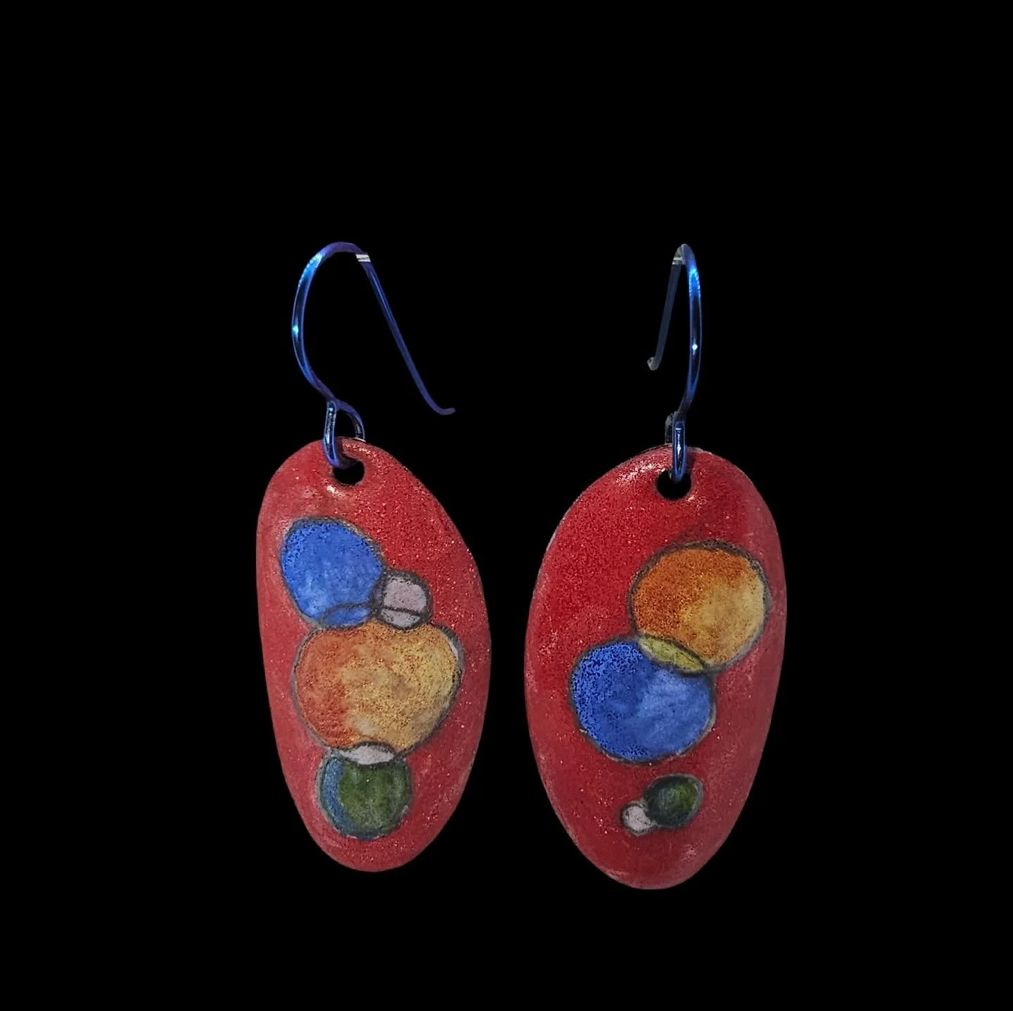 Gallery member @nilvanorder shows off her painting skills with these unique earrings, using an enameling medium known as mason stain.
#enameljewelry #enamelearrings #torpedofactory #oldtownalexandriava