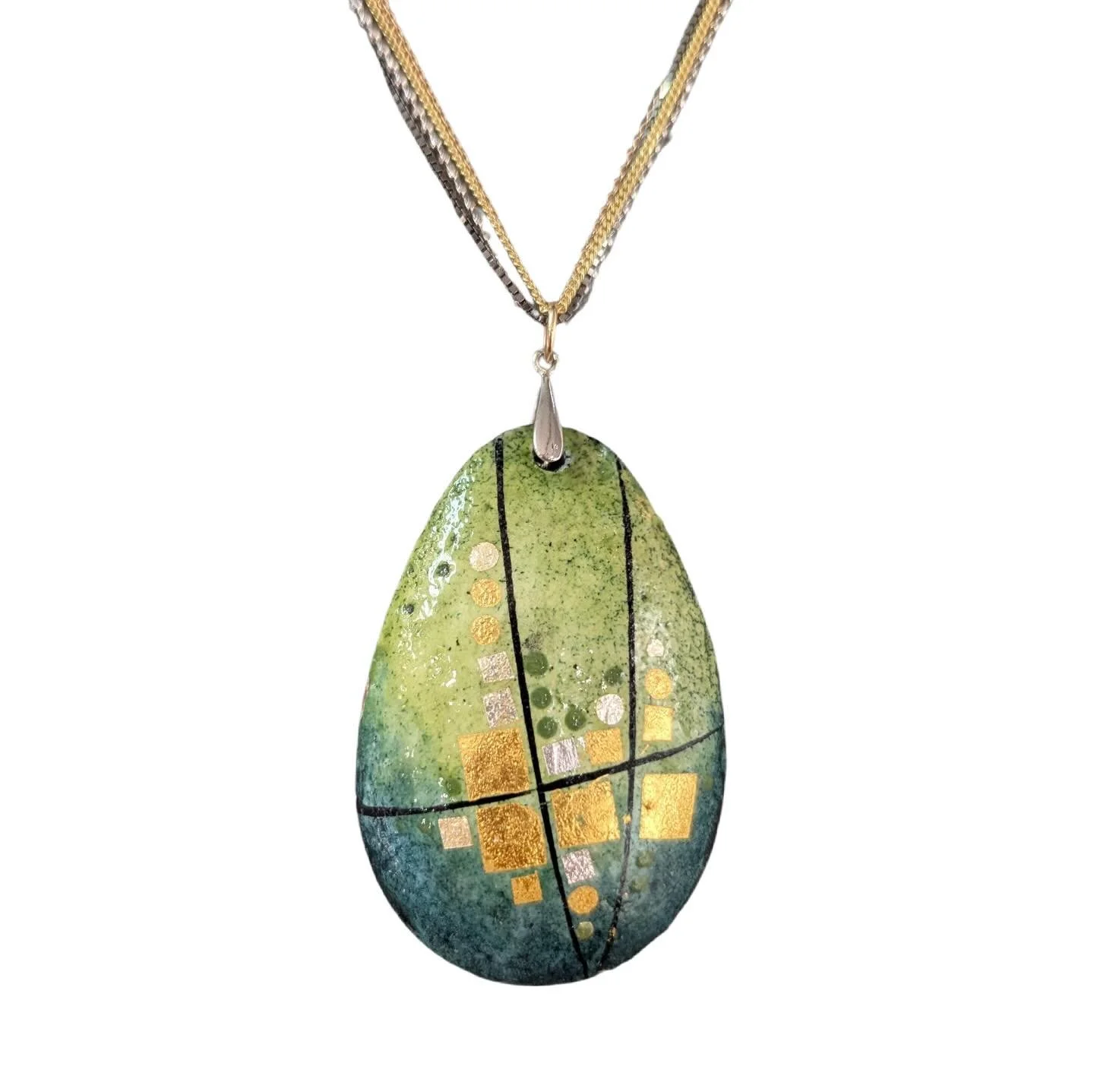 Gallery member Nil Van Order combines gold leaf and mason stains, a medium originally used in coloring ceramics.

#enamelledjewellery # pendant #masonstain # ooak #oldtownalexandria