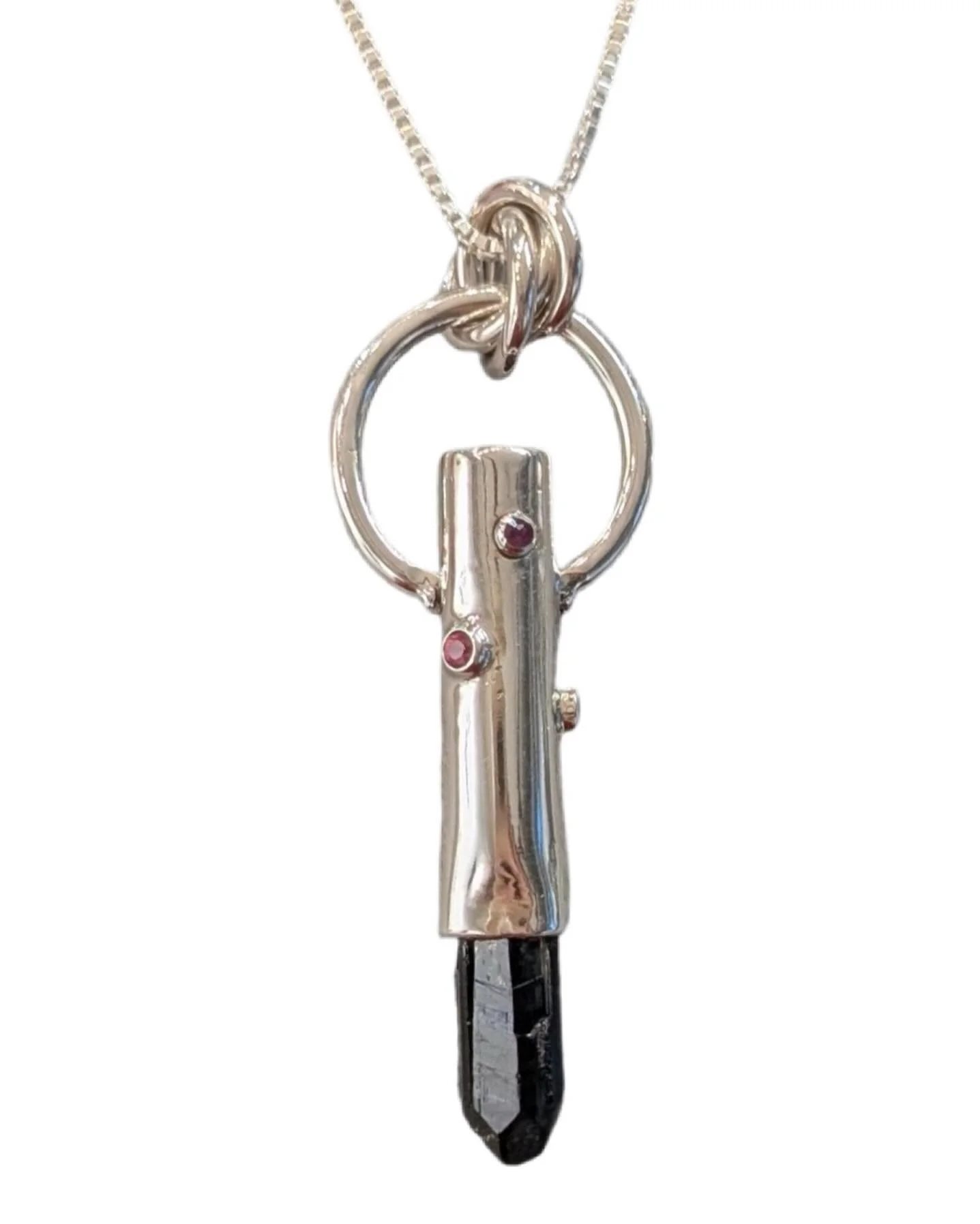 Tourmaline garnet and sterling magic from Gallery member Nancy Yonehiro.
#artjewelry #pendantnecklace #ooakjewellery