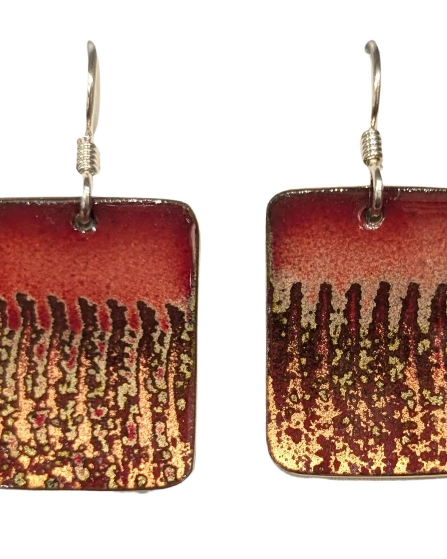 Using an enameling technique known as firescale, gallery member Tina Chisena creates beautiful markings on these rose copper earrings. #earrings #enameljewellery #ooakjewelry