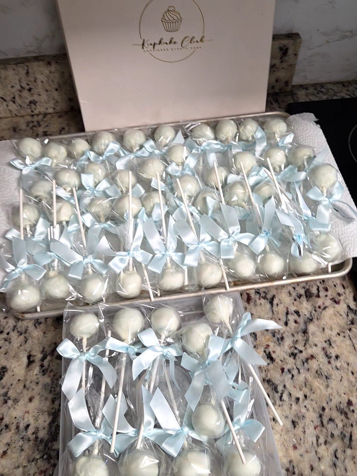 kkc_gallery_09_cake_pops_blue.jpg