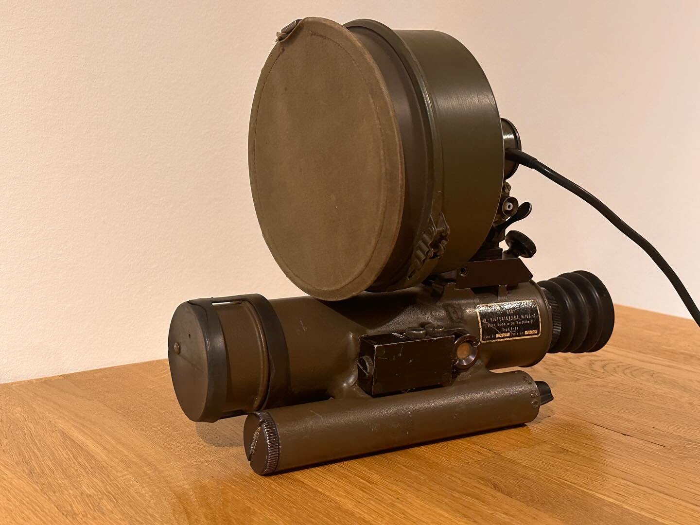 An odd piece from the collection. The Eltro B-8V night vision device was adopted in 1966 by the Danish military and given the digestion M/66.
The M/66 was split into 3 main parts. The NV unit itself, the big floodlight illuminator and the battery pac