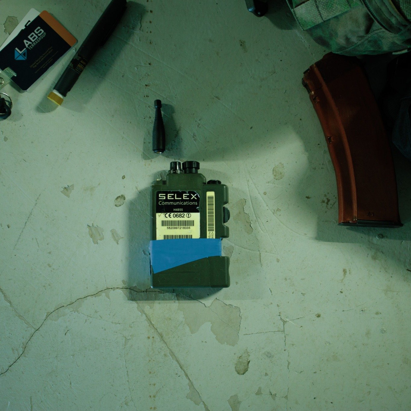 SELEX H4855 is a small short-range UHF radio that was designed to provided solider to solider communication. With a range of 500m and operates on the 2.4 GHz band, with 256 different channels. This little angry brick of a radio uses 2 AA battery and 