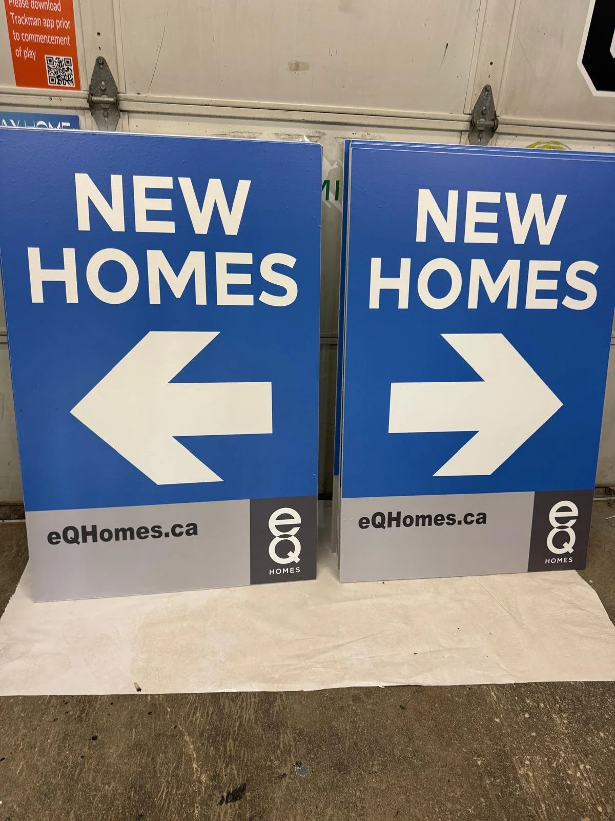 Directional Signage for New Home Developments in Ottawa – eQ Homes Wayfinding Signs

The Vinyl Edge designed and produced custom directional signage for eQ Homes in Ottawa, helping guide visitors clearly and efficiently to new home communities.

Thes